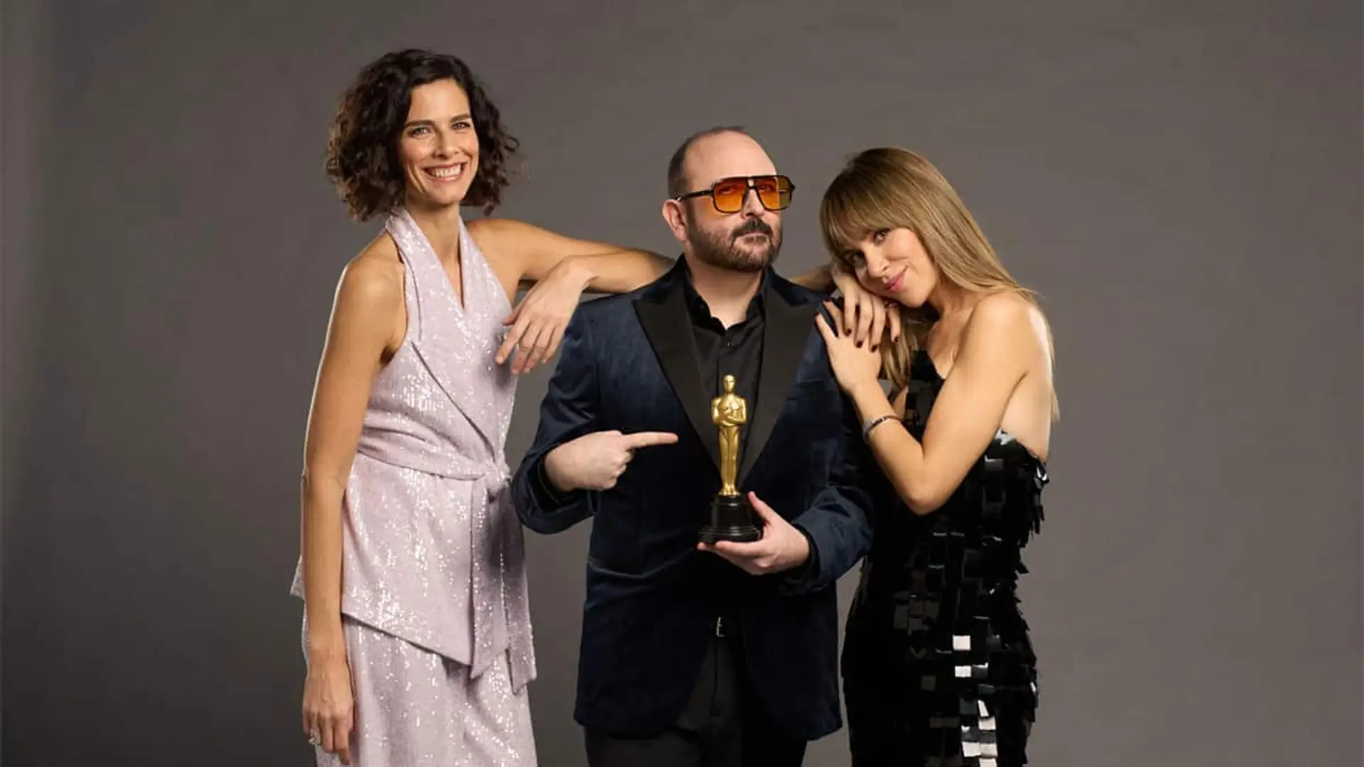 Dónde ver la gala de los Premios Óscar 2026 en directo desde España: canales de TV y horarios Los presentadores de la Gala de lo sOScar en Movistar Plus+ Cristina Teva, Carlos Areces y María Gómez.