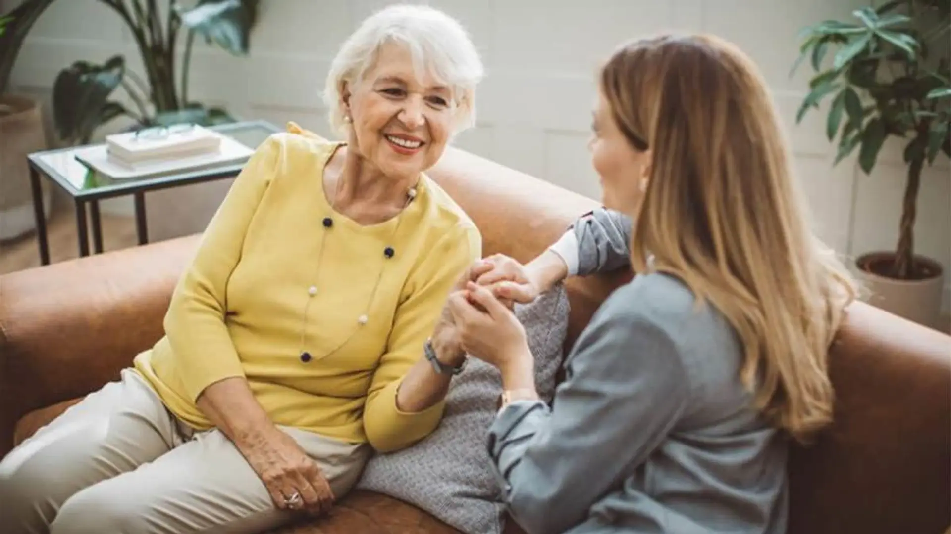 El reloj de Orange que detecta caídas y avisa a emergencias: así funciona Mayores Cuidados Hija y madre mayor conversando con tranquilidad en casa.
