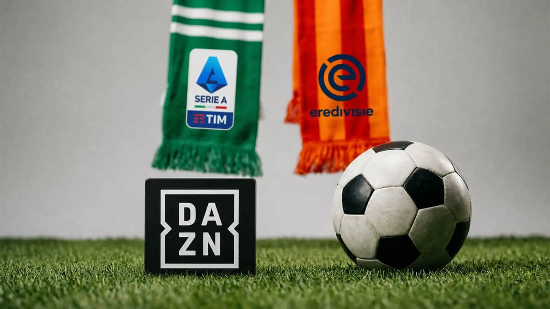 Balón de fútbol junto a DAZN y bufandas de la Serie A y Eredivisie para ver fútbol online.