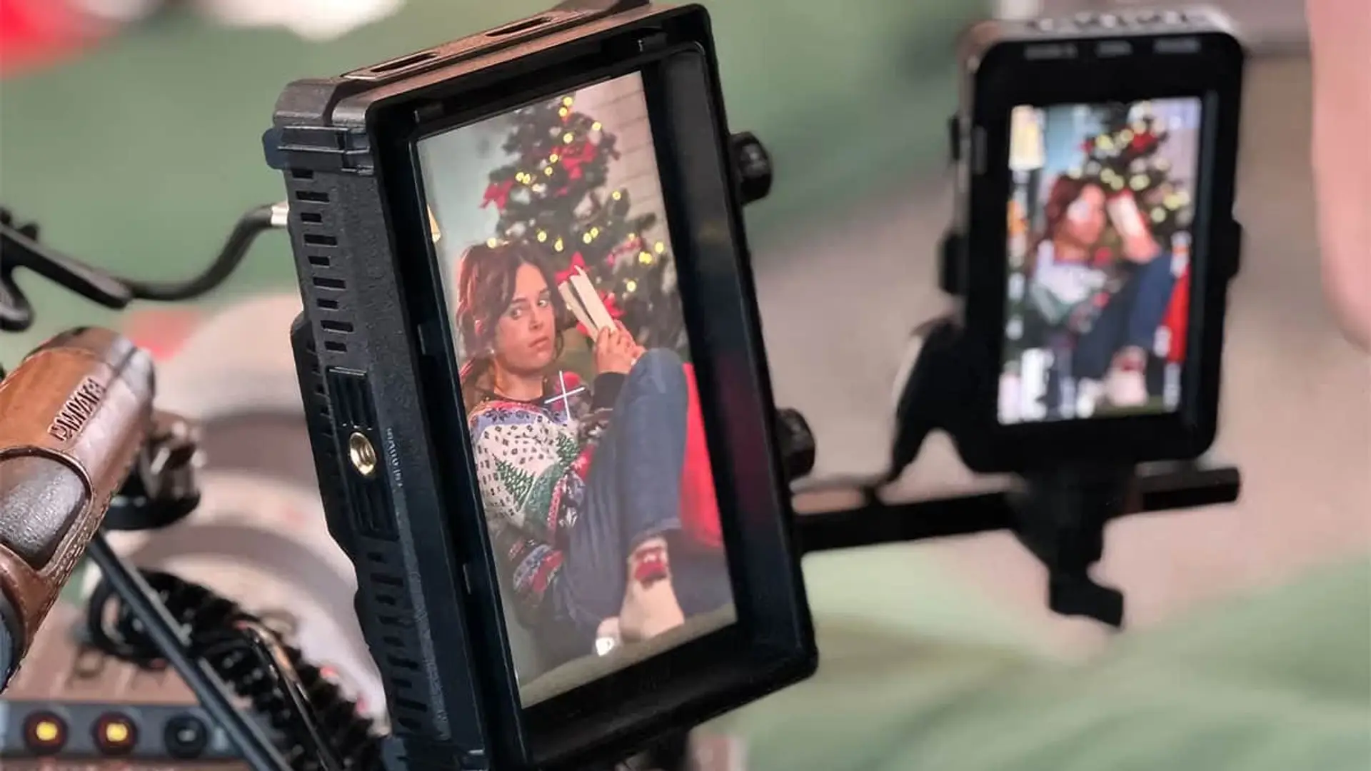 Detrás de las cámaras del rodaje de Una novia por Navidad. Monitores de vídeo que muestran la escena.