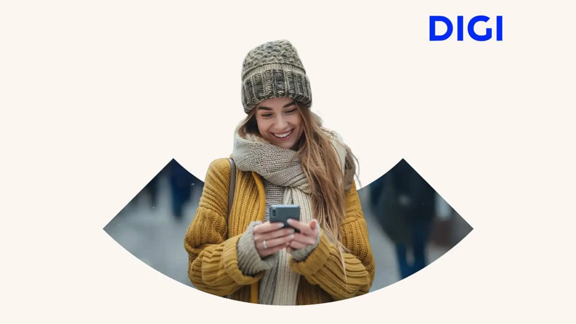 Cliente de DIGI usando el móvil y sonriendo en una imagen corporativa de la operadora de telecomunicaciones