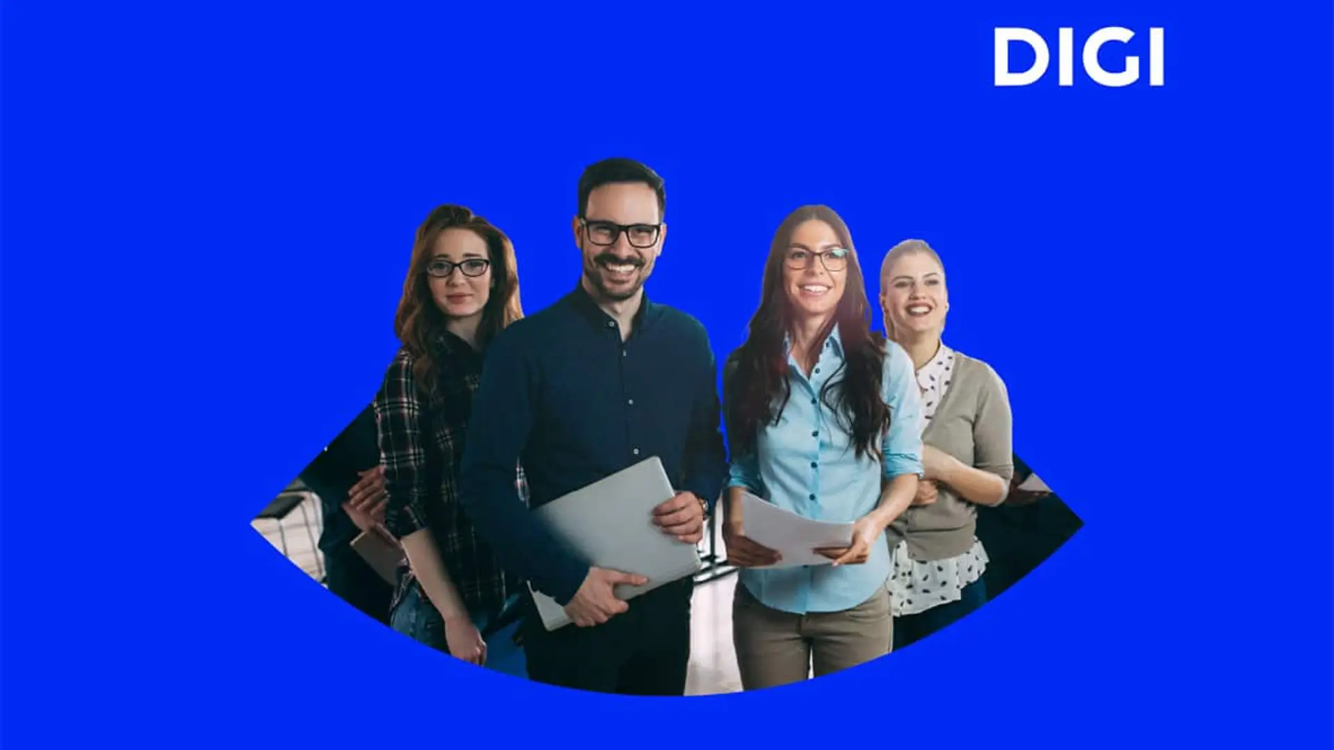 48€ por hogar: el coste de DIGI para llevar su fibra por toda España y pulverizar récords de clientes Grupo de empleados posando sobre un fondo corporativo azul con el logotipo de DIGI.