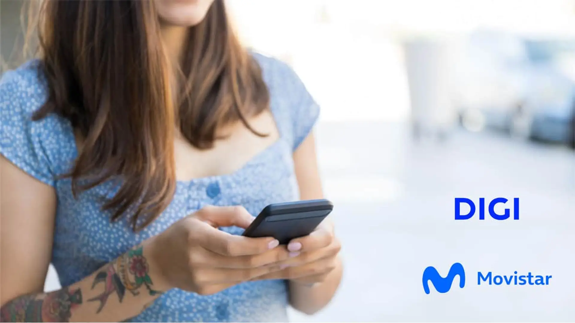 Mujer usando su smartphone representando a los clientes de DIGI y Movistar.