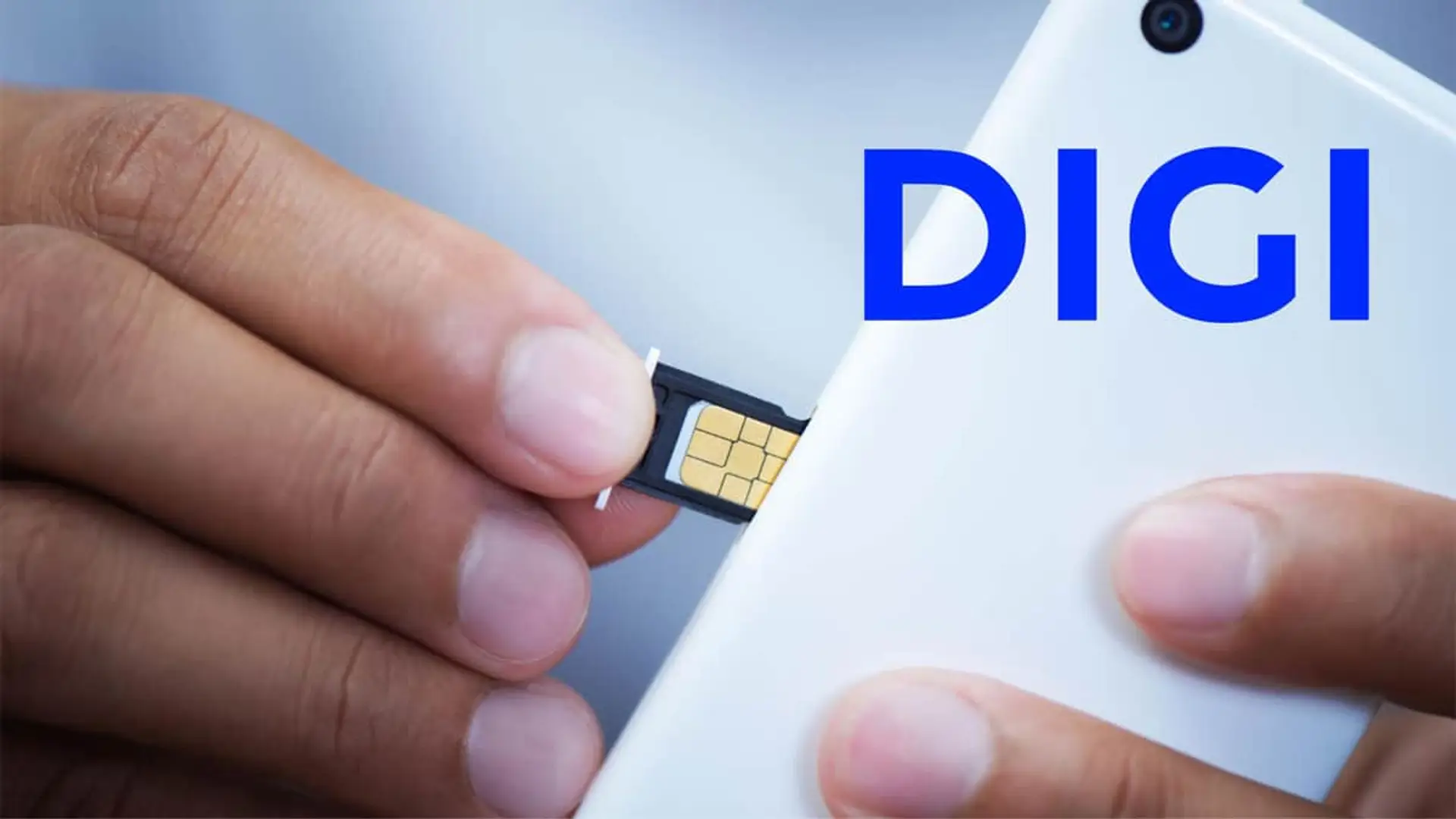 Persona insertando una tarjeta SIM de DIGI en un teléfono móvil inteligente para activar su servicio.