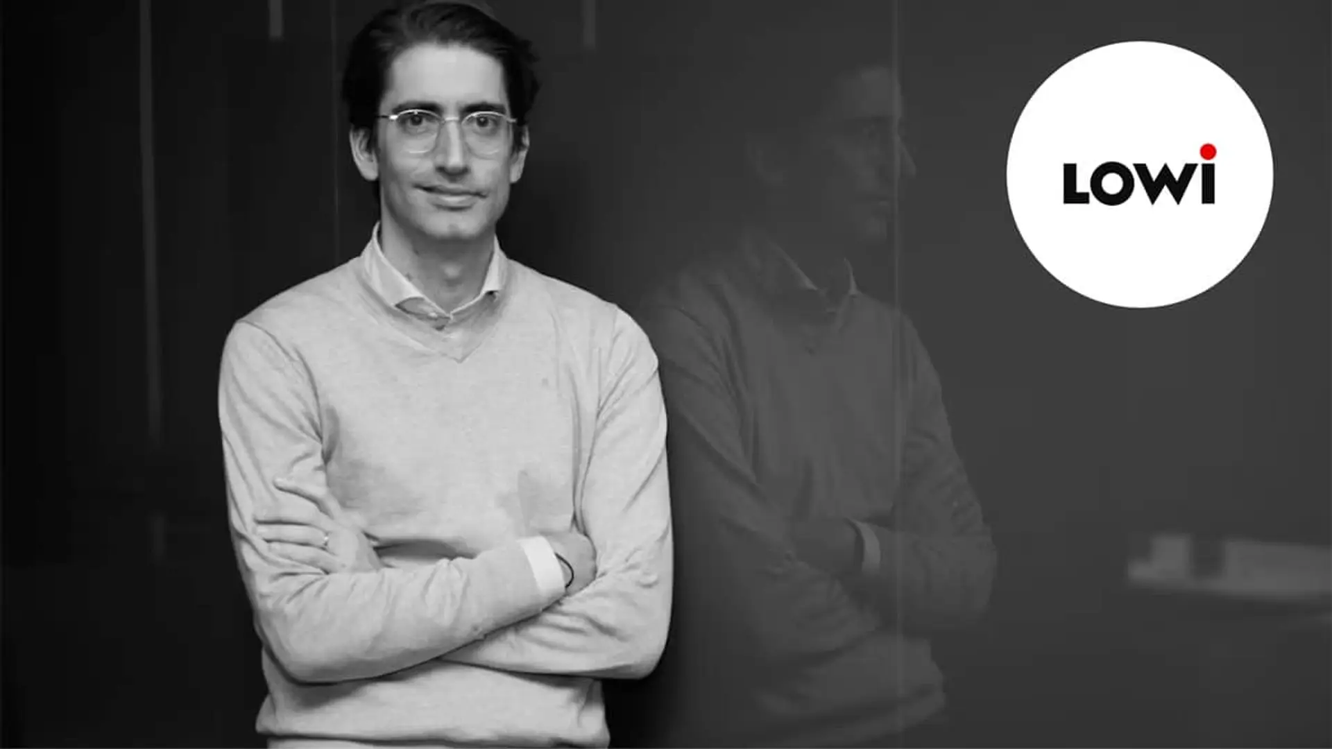 Jon González, nuevo director de Lowi posando en una oficina.