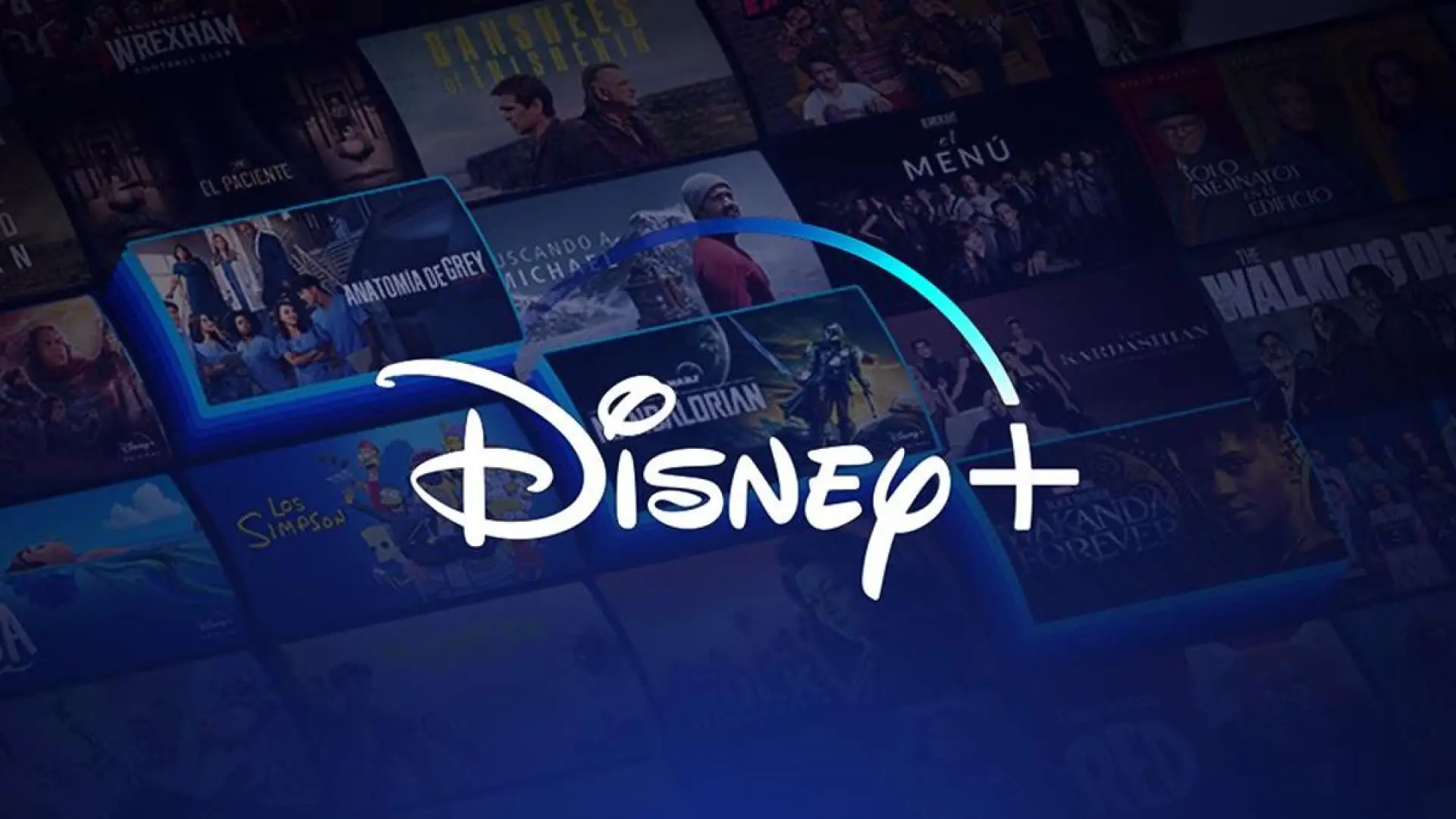 Logo de Disney+ sobre un fondo con un collage de las series y películas más populares de su catálogo de streaming.