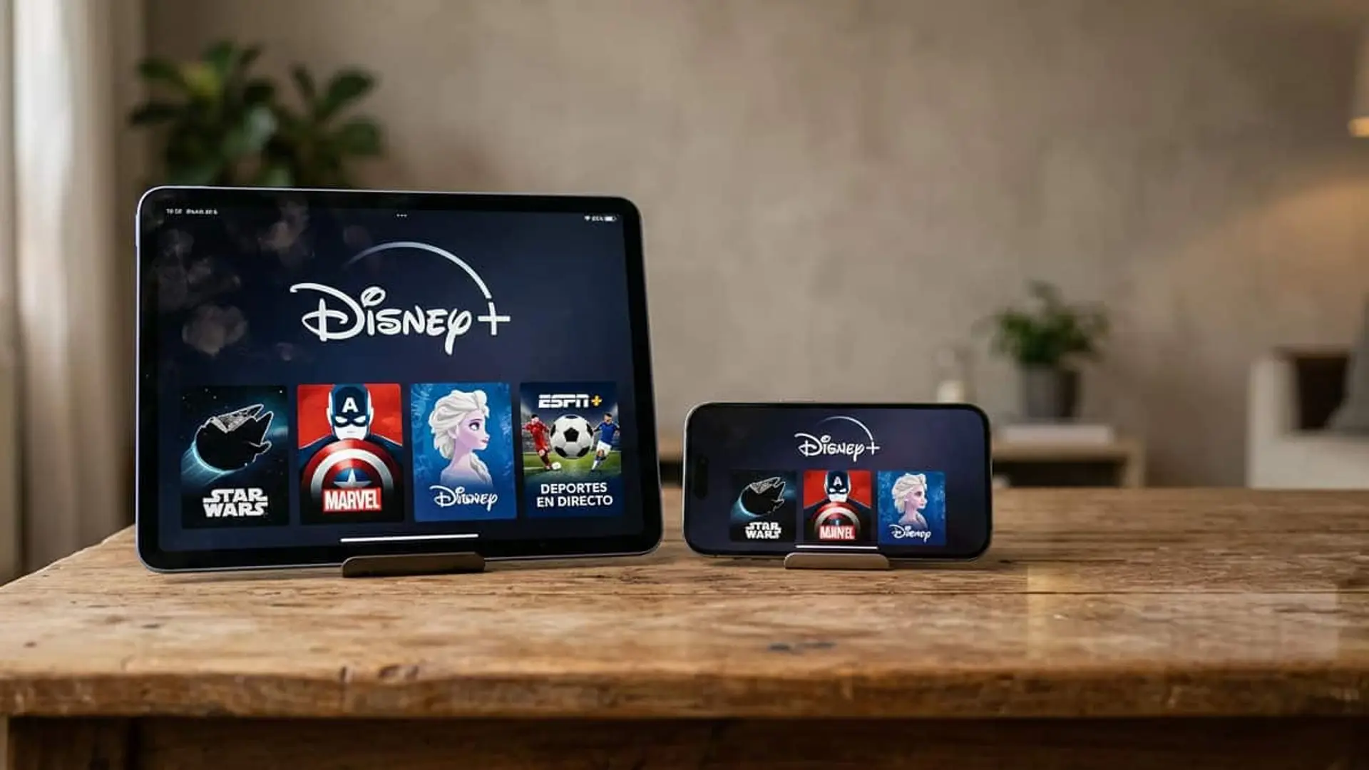 Disney+ abierto en una tablet y un teléfono móvil con contenidos de Star Wars, Marvel, Disney y deportes