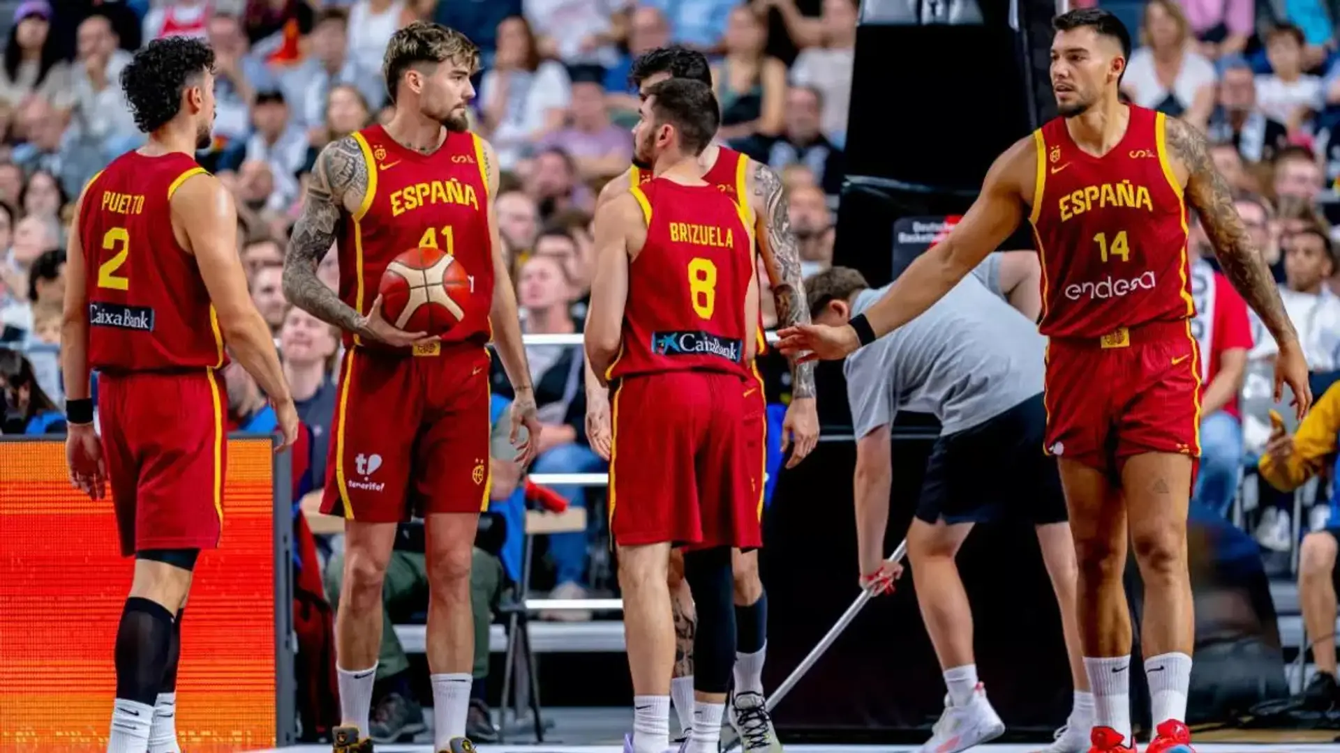 Jugadores de la selección española de baloncesto, como Willy y Juancho Hernangómez, en la cancha durante un partido.
