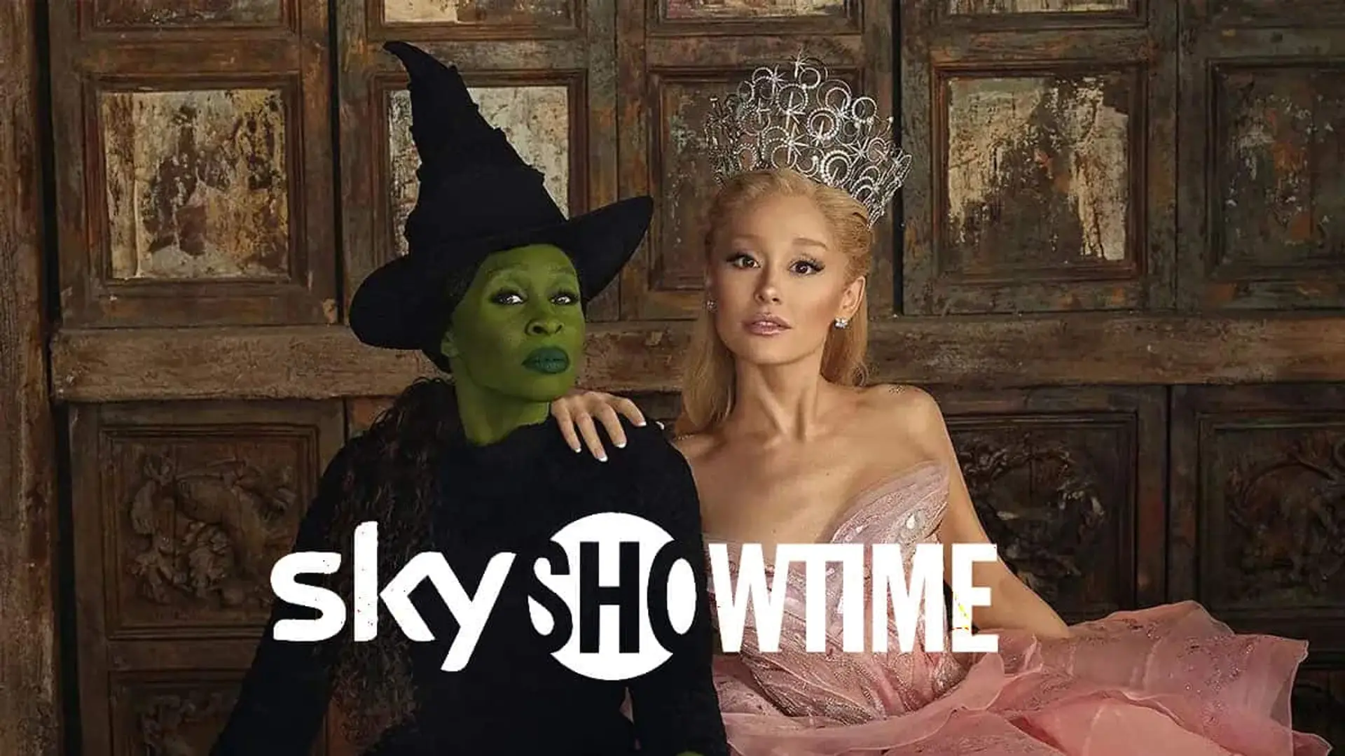 Wicked, El lobo de Wall Street y Megamind: SkyShowtime borra 118 películas antes de que acabe junio Las dos protagonistas de Wicked sentadas frente a una pared de madera y el logotipo de SkyShowtime sobre la imagen