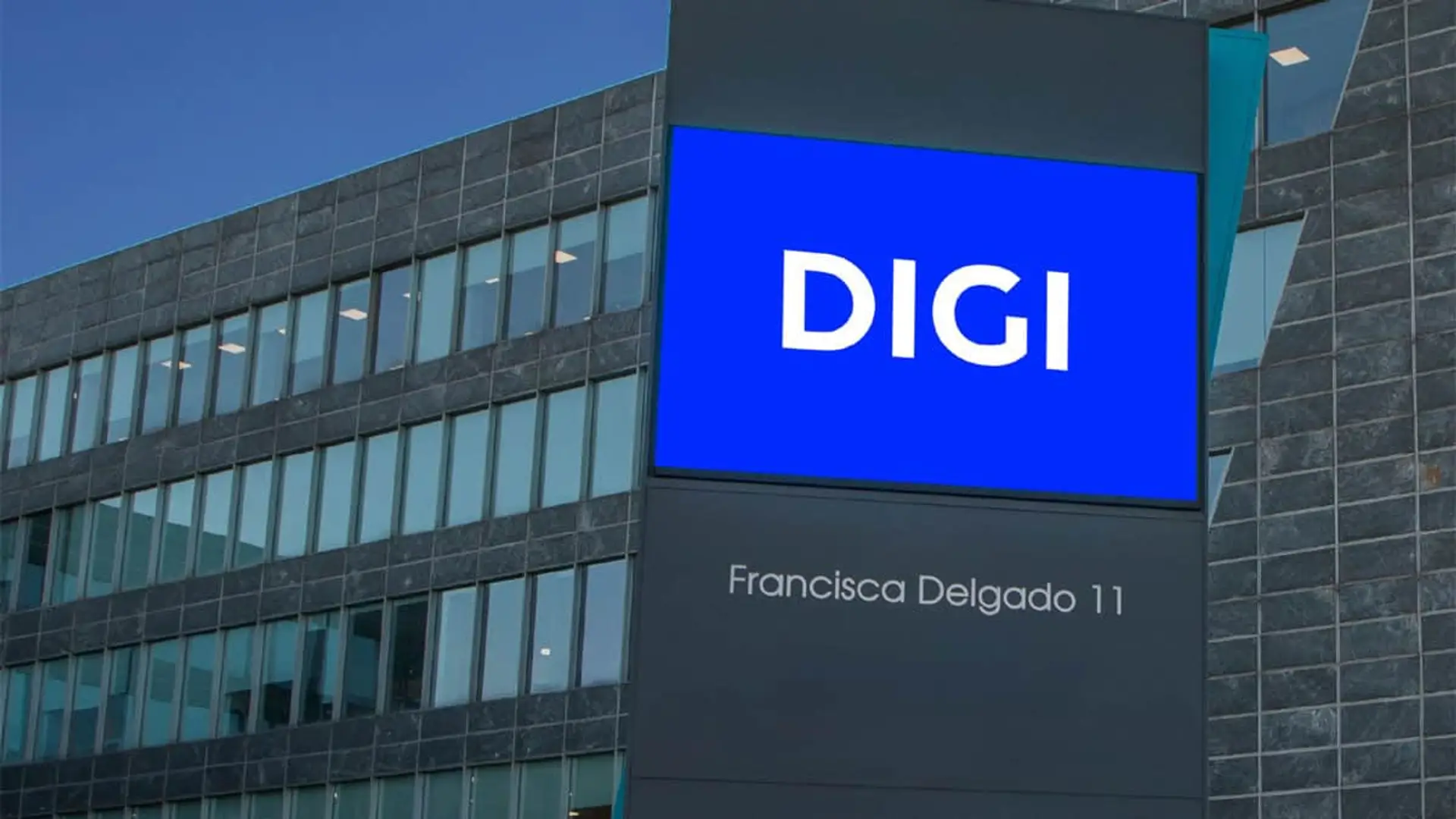 Fachada de edificio corporativo de DIGI con rótulo azul en Madrid