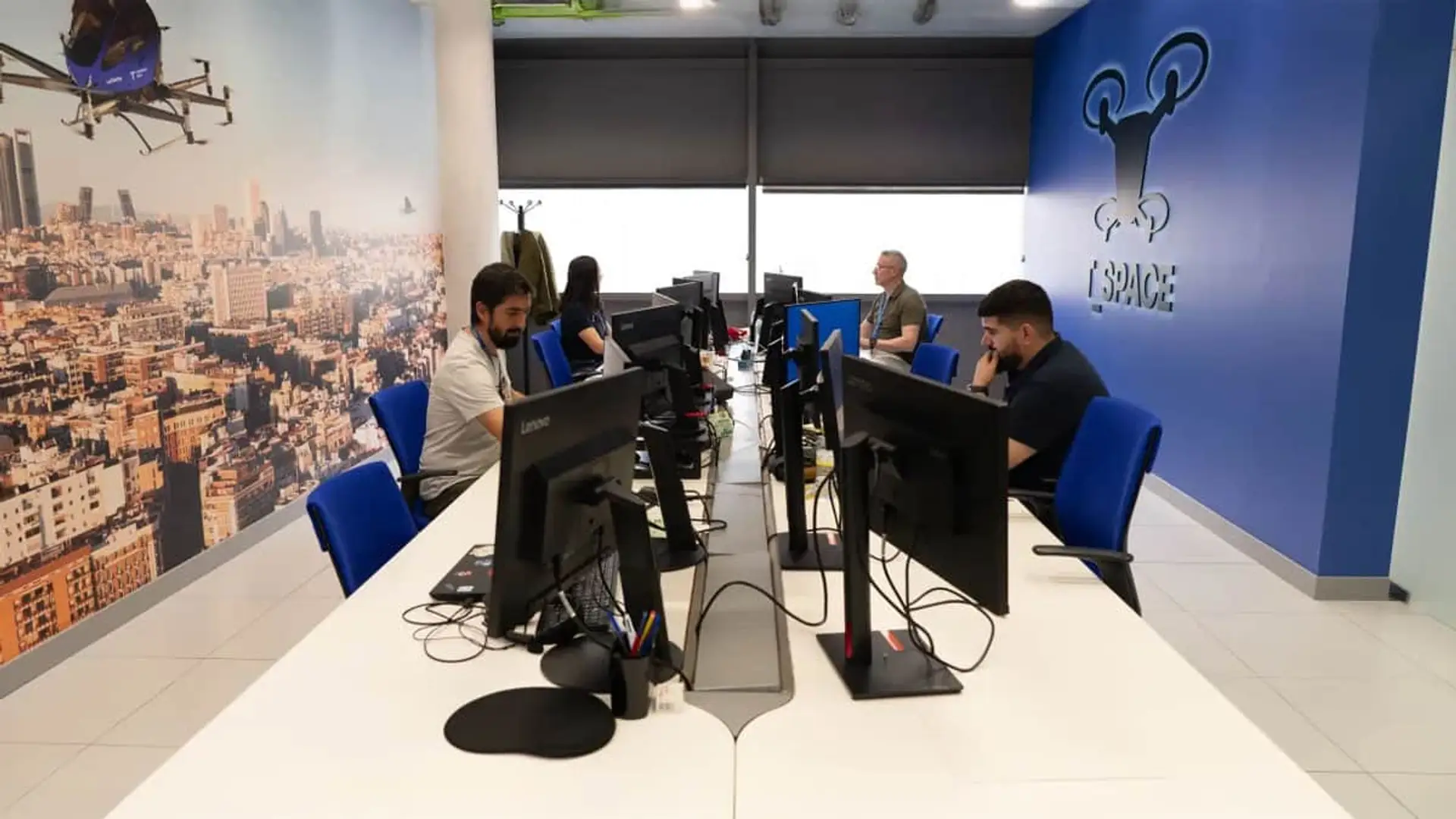 Equipo de profesionales trabajando en una oficina de T-Space de Telefónica para el desarrollo de soluciones geoespaciales y tecnología.