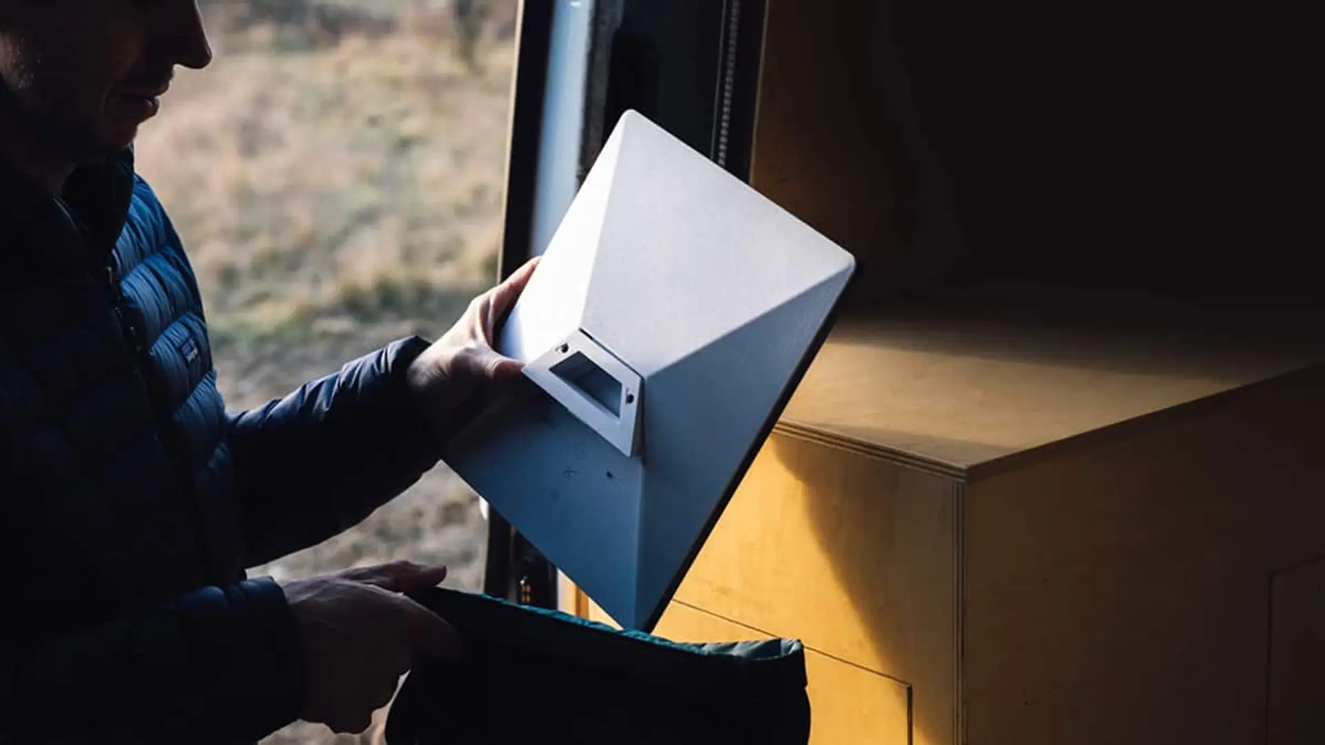 Persona instalando o manipulando una antena Starlink para conexión a internet satelital.