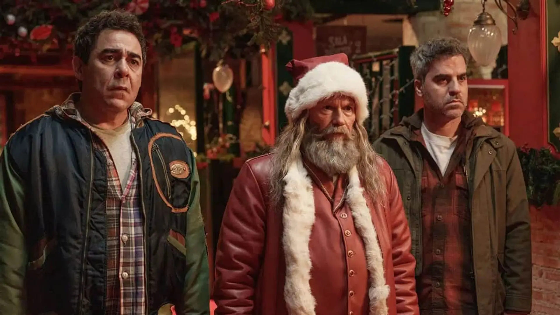 Santiago Segura como Papá Noel junto a Pablo Chiapella y Ernesto Sevilla en la película La Navidad en sus manos 2.