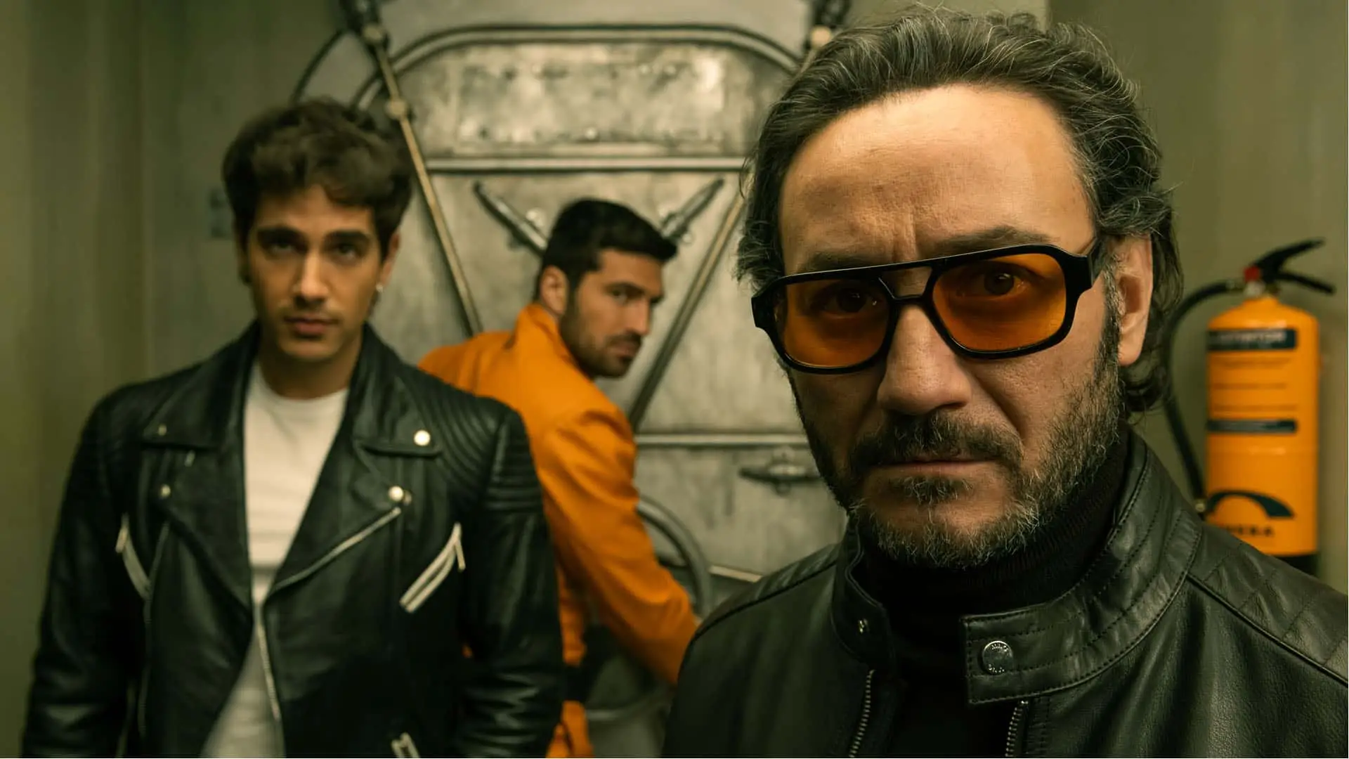El actor Carlos Santos en una escena de la serie El refugio atómico de Netflix.