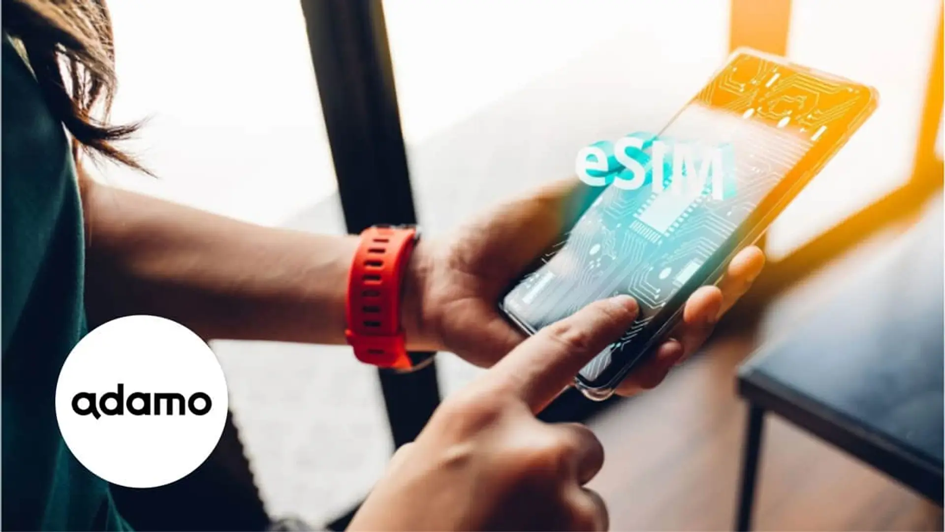 Usuario activando una eSIM en su smartphone junto al logotipo de Adamo para representar los servicios de telefonía móvil.