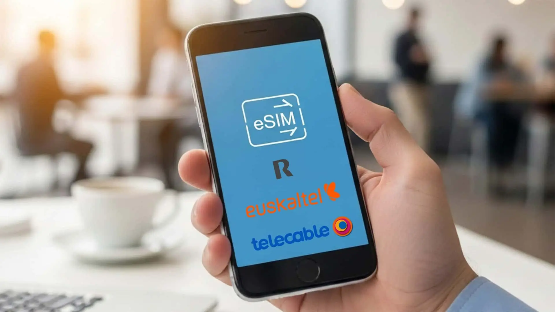 Mano con un móvil mostrando el servicio de eSIM de las operadoras R, Euskaltel y Telecable.