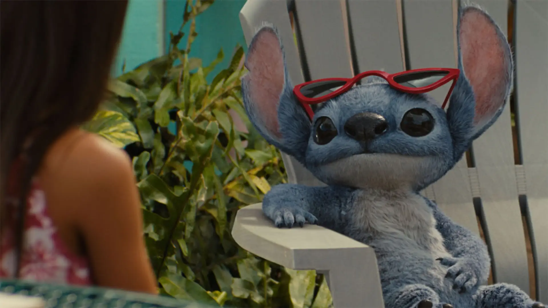 Stitch con aspecto realista y gafas de sol en una escena de la nueva película de acción real de Lilo y Stitch de Disney.