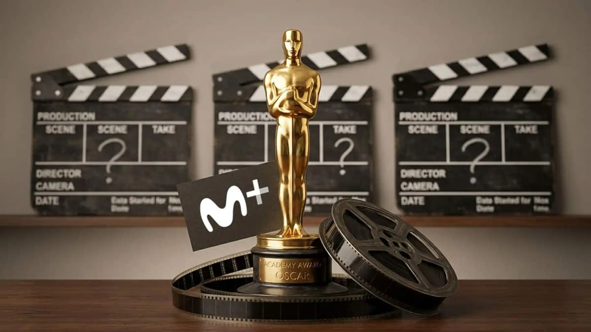 Estatuilla de los Oscar junto al logo de Movistar Plus+, bobinas de película y claquetas de cine