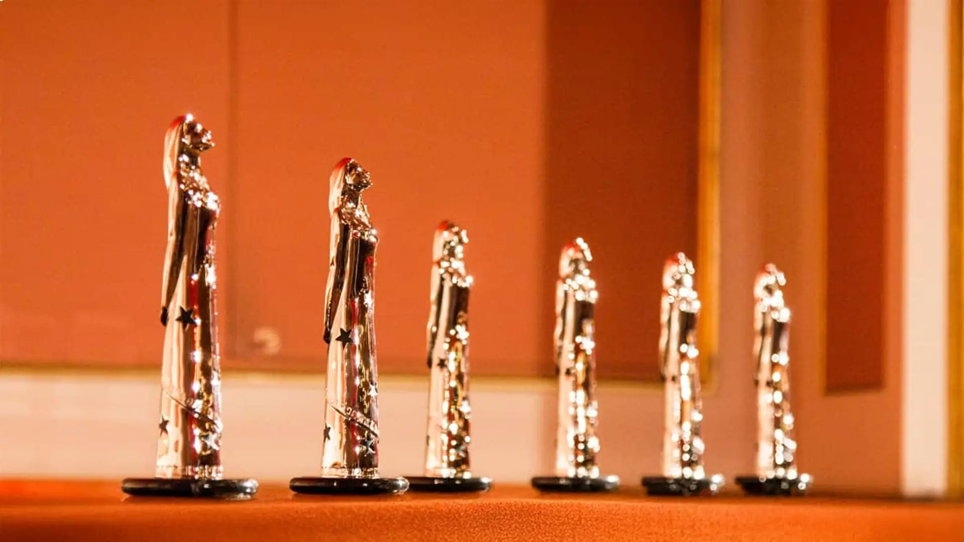 Dónde ver los Premios del Cine Europeo 2026: horario y canal con Sirat como una de las favoritas Estatuillas que recibirán los ganadores de los Premios del Cine Europeo