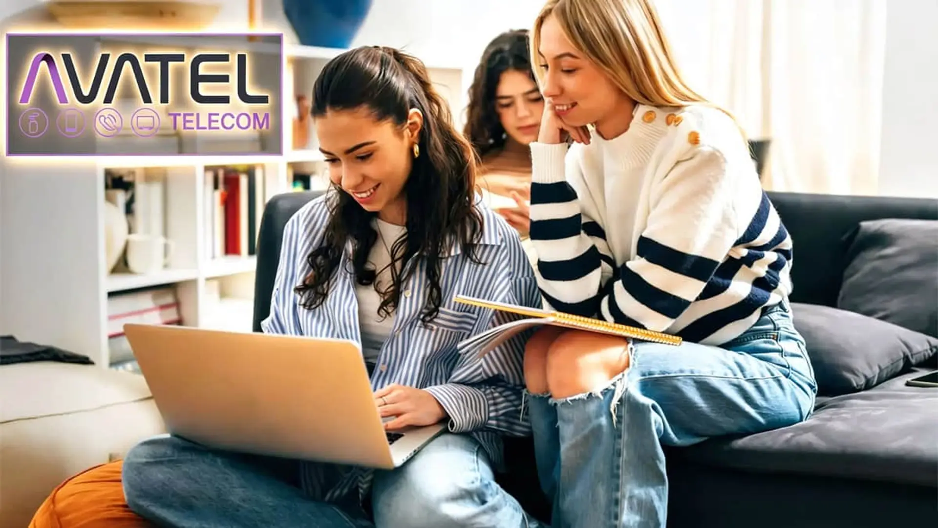 Estudiantes usando un portátil junto al logo de Avatel Telecom para consultar ofertas de fibra óptica.