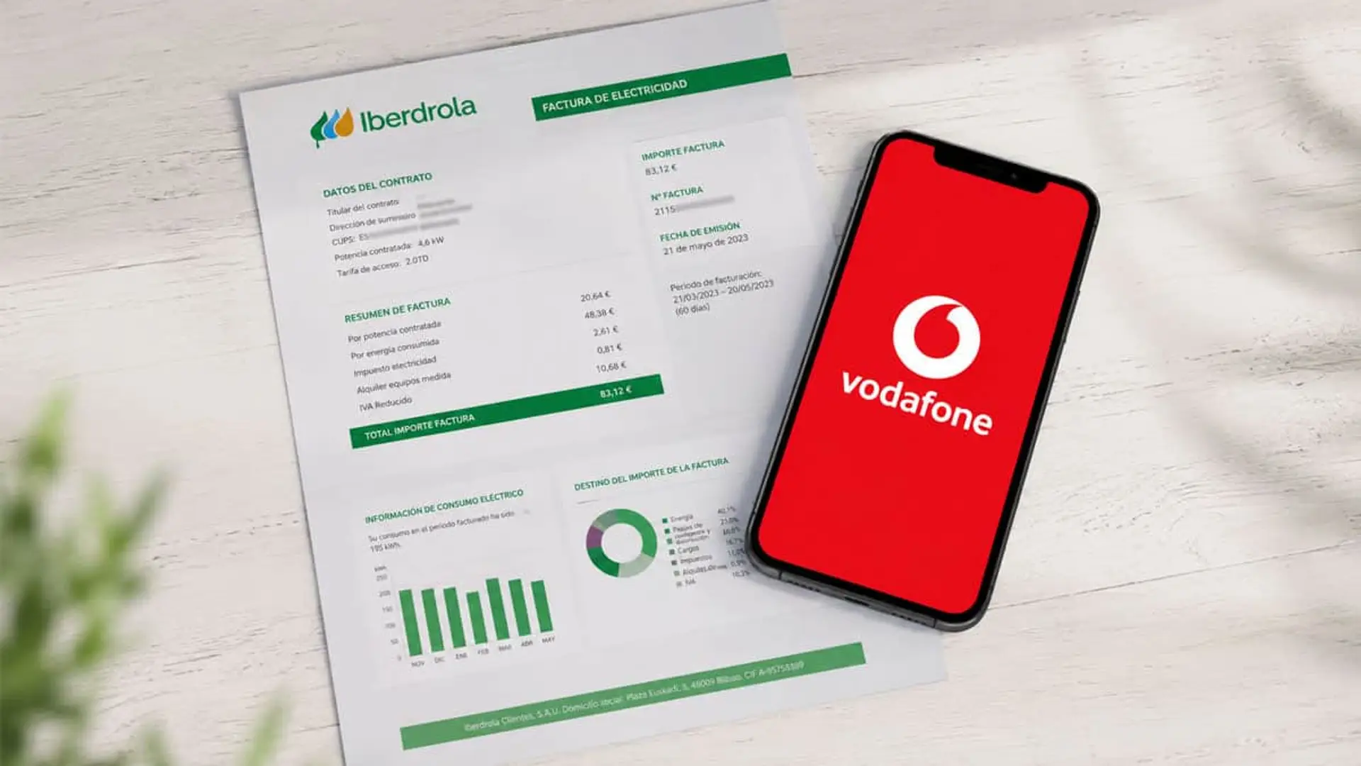 Vodafone e Iberdrola copian a MasOrange y Endesa con descuentos cruzados de hasta 240€ entre luz y fibra Factura de electricidad de Iberdrola sobre mesa junto a smartphone con logo de Vodafone