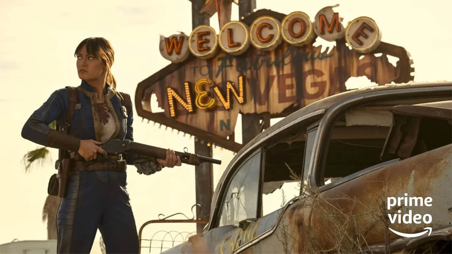Lucy de la serie Fallout armada frente al cartel de New Vegas en Amazon Prime Video.