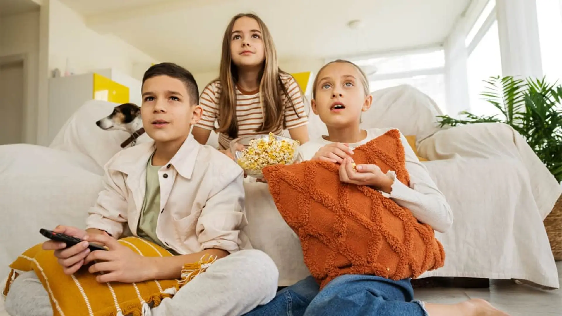 Mediaset quiere ser el nuevo Disney Channel de la TDT, y no es casualidad: la Navidad vale millones Tres niños con mando y palomitas viendo televisión en el salón para representar el consumo de contenidos infantiles en casa.