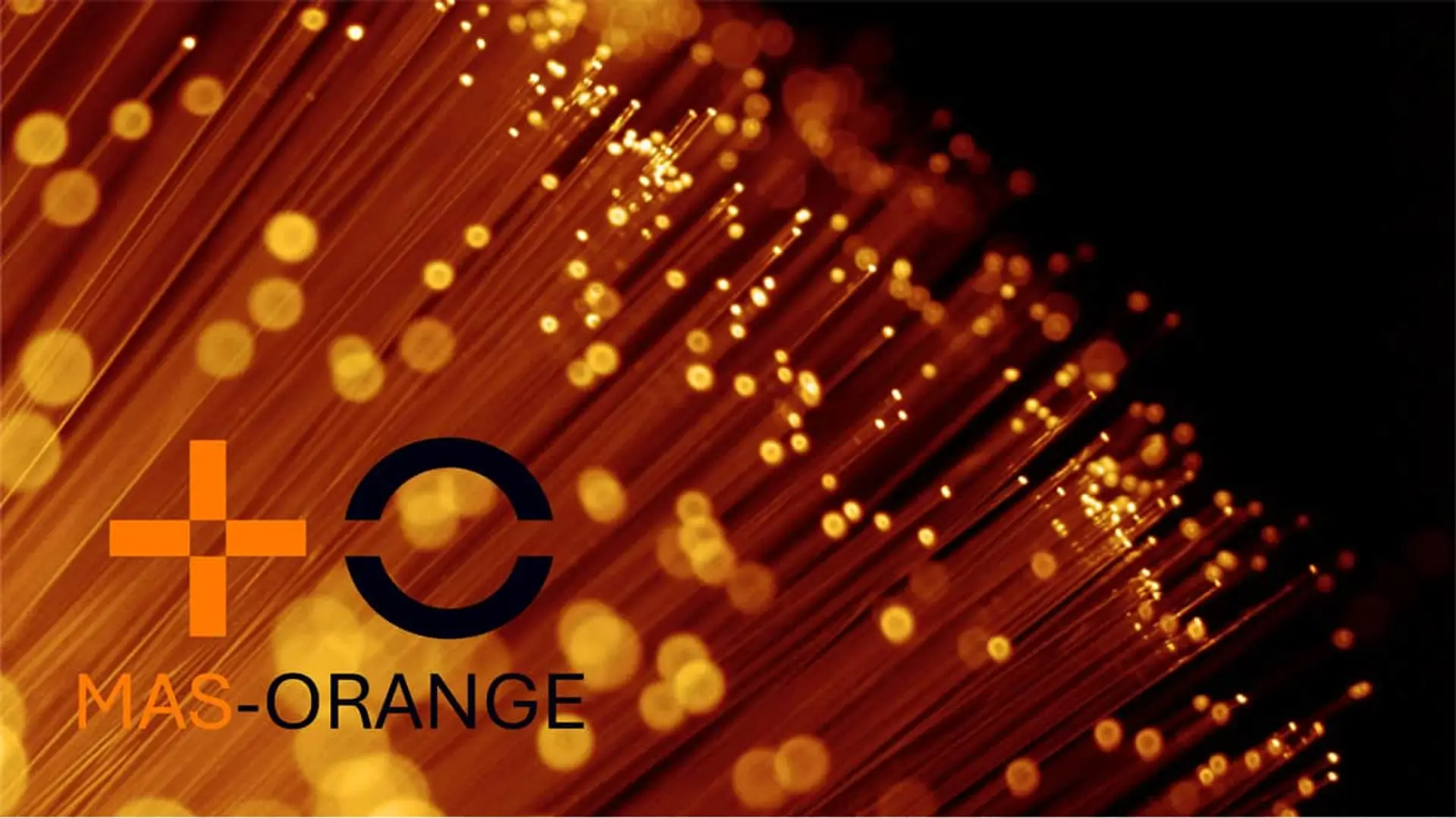 MasOrange bate récords con una velocidad de fibra de 1,6 Tbps: lo ha hecho sobre una red comercial Imagen corporativa de MasOrange con su logo sobre una red de fibra óptica, símbolo de conectividad y alta velocidad.