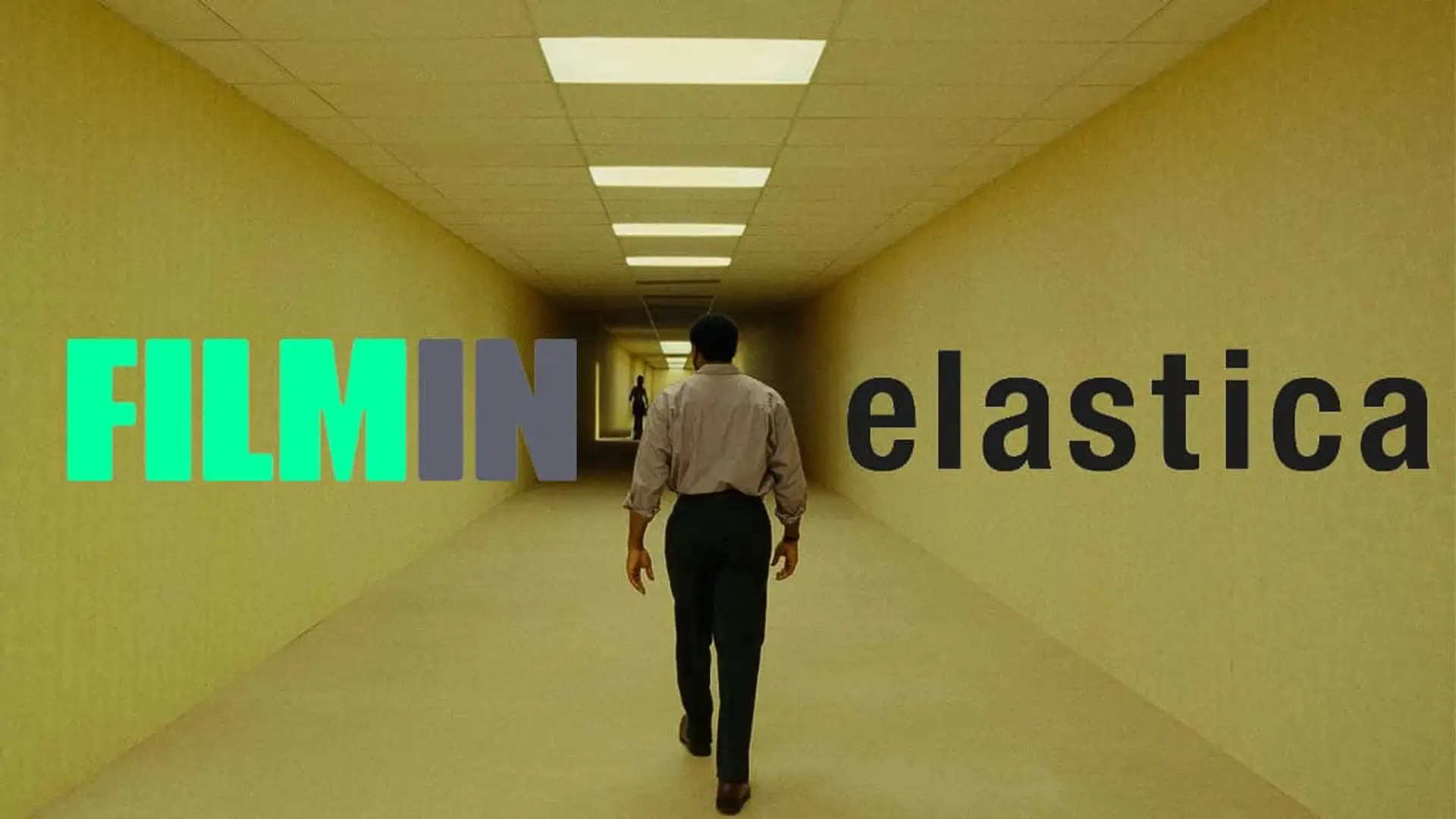 Escena de la película Backrroms con una persona caminando y los logotipos de Filmin y Elastica sobre la imagen