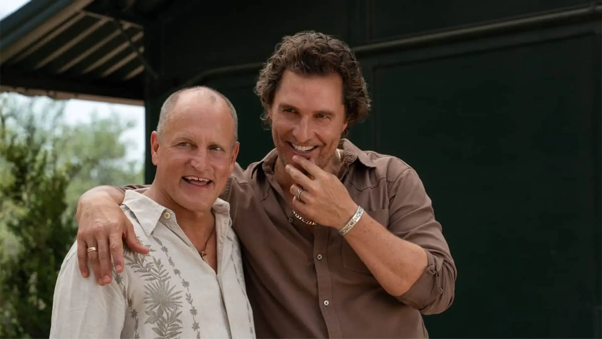 Matthew McConaughey y Woody Harrelson en un fotograma de la serie Brothers de Apple TV.