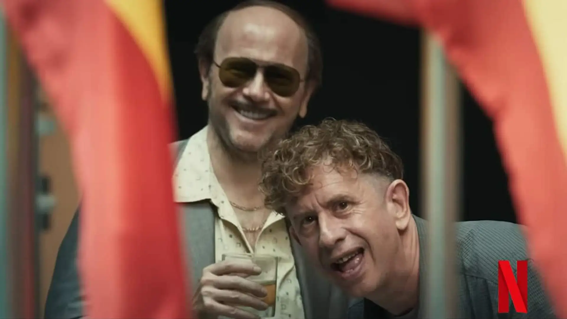 Fotograma de Torrente Presidente con Santiago Seguro y Gabino Diego, además del logotipo de Netflix en la esquina inferior derecha