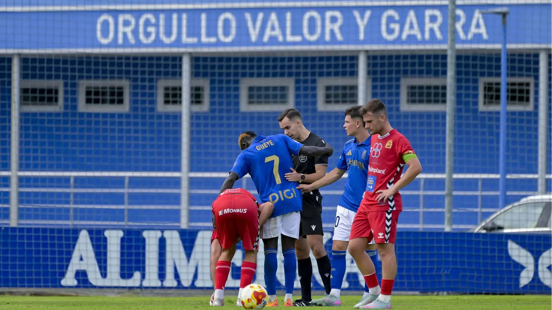 Fútbol gratis en Youtube: esta es la competición que ya puedes ver a coste cero Jugadores del Real Oviedo Vetusta y del SD Sarriana preparando el lanzamiento de una falta durante un partido de Segunda Federación.