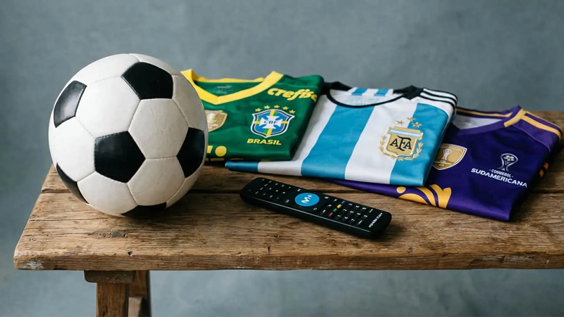 Movistar Plus encara agosto con cuatro competiciones sudamericanas: del Brasileirao a la Libertadores Balón, camisetas de Brasil y Argentina y mando para ver fútbol sudamericano en TV