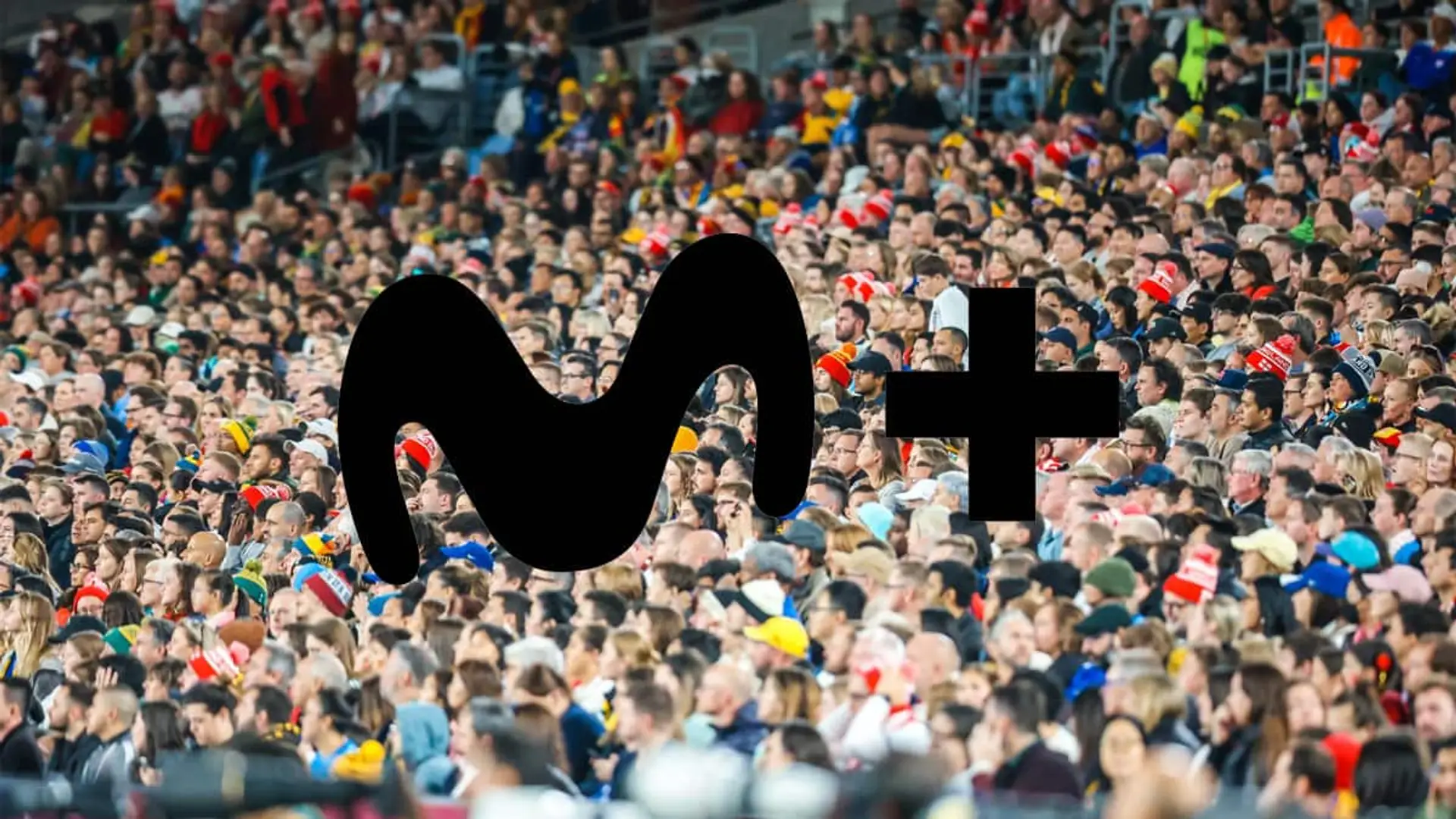Grada llena de aficionados en un estadio con el logotipo de Movistar Plus sobre la imagen