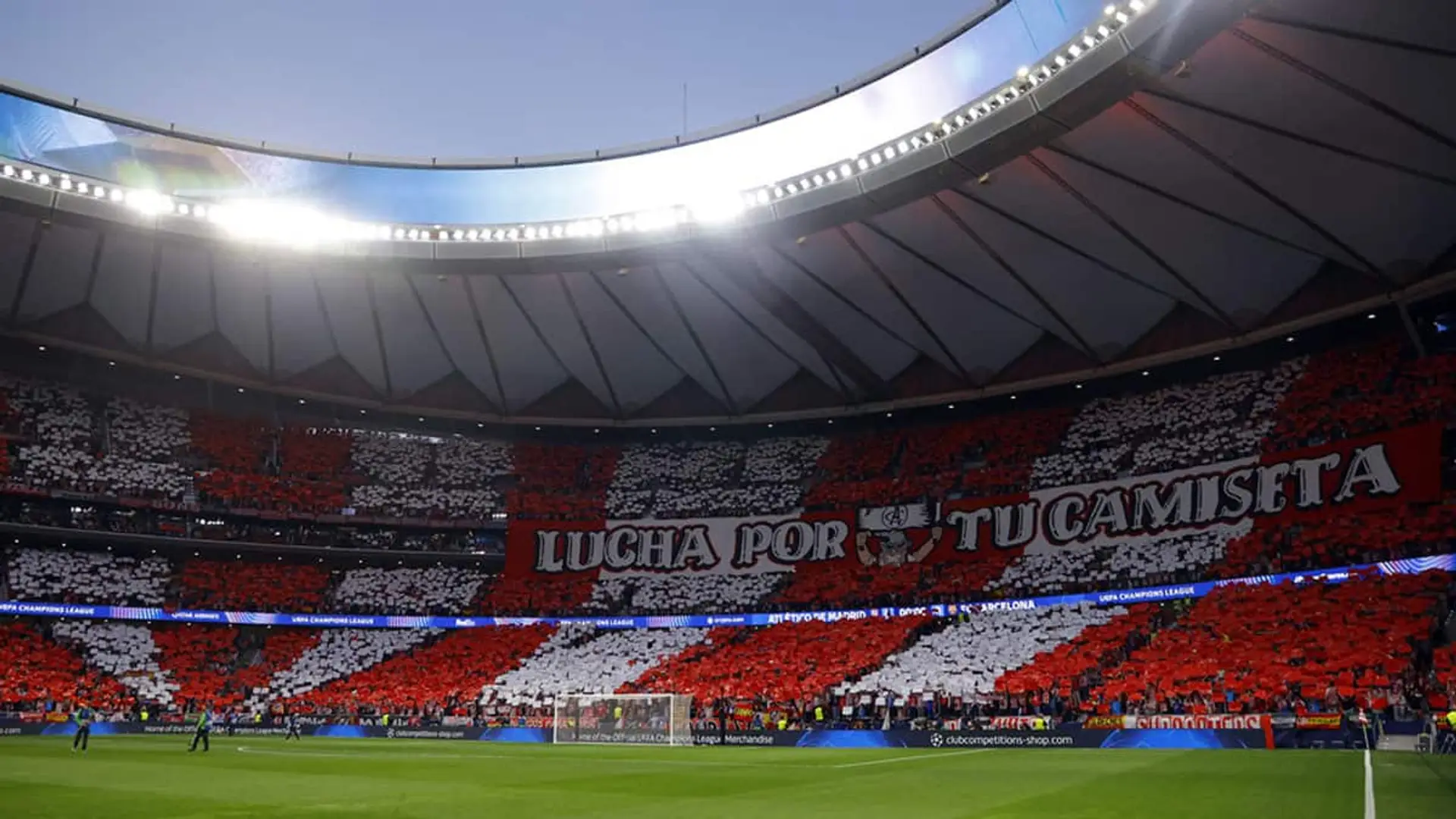 Grada del Metropolitano con un tifo del Atlético de Madrid y el mensaje Lucha por tu camiseta