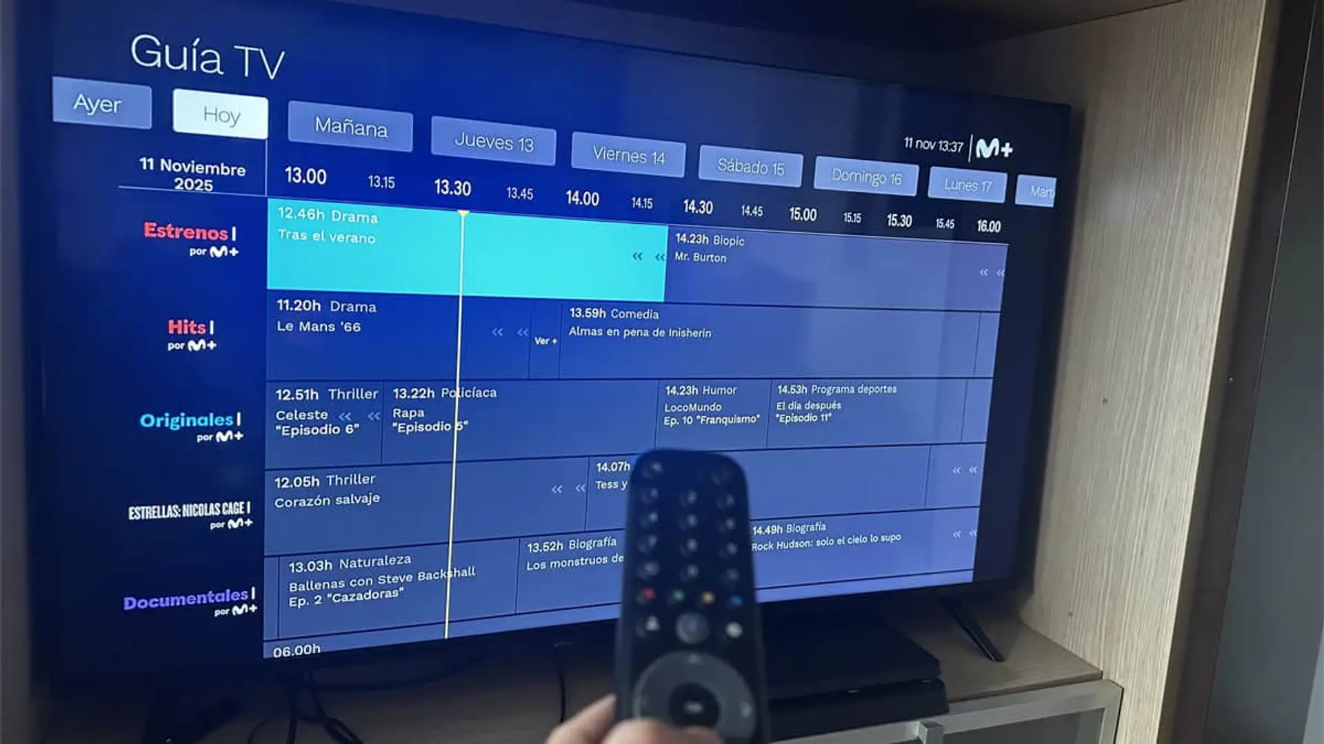 Movistar reordena sus canales: así quedan los diales de su parrilla (con nuevo canal deportivo) Usuario navegando la Guía TV de Movistar Plus+ con el mando a distancia para elegir qué ver entre series y películas.