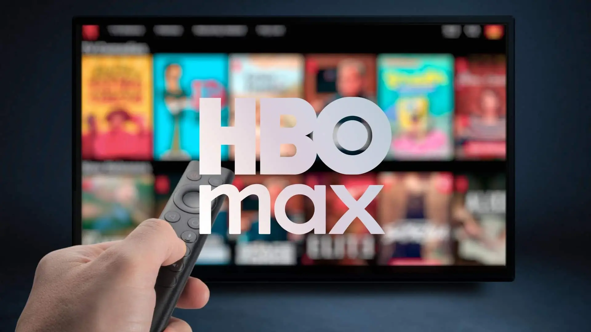 Televisor mostrando la plataforma HBO Max con un mando a distancia apuntando a la pantalla de contenidos en streaming.