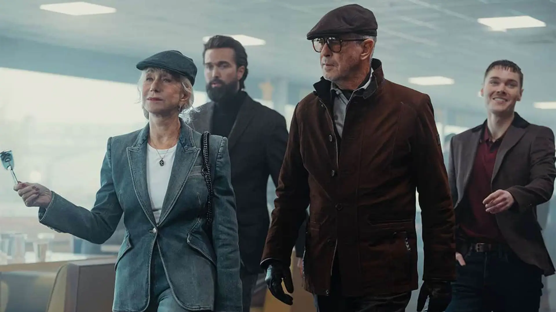 Helen Mirren y Pierce Brosnan junto a otros actores en una escena de la serie MobLand.