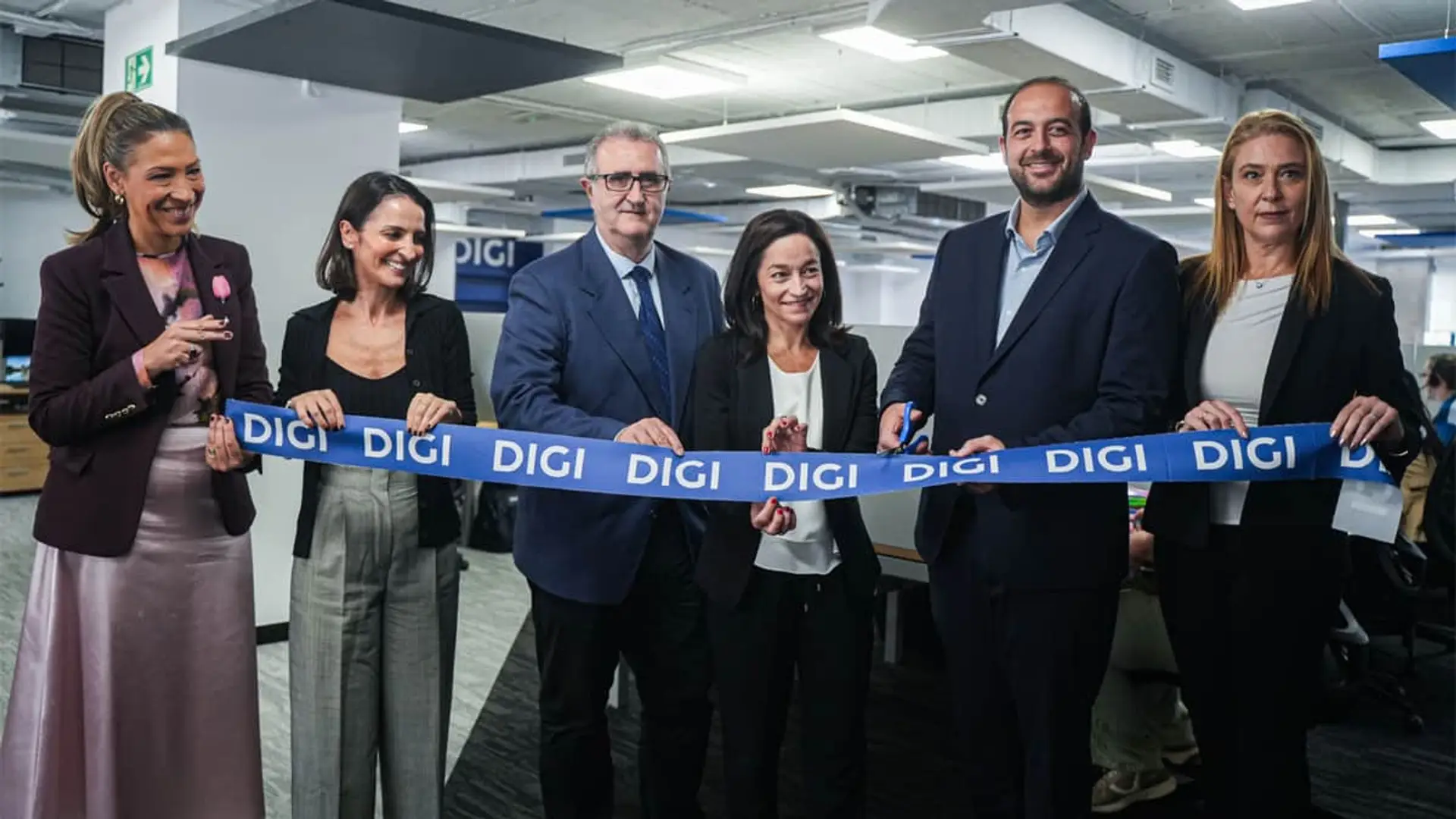 DIGI corrige uno de sus grandes problemas: así refuerza un servicio clave Inauguración de una nueva oficina de DIGI.