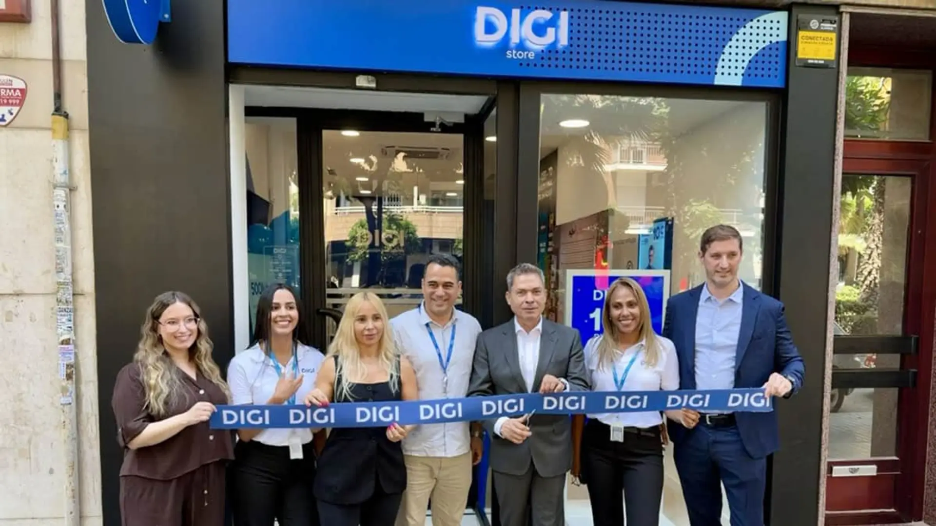 Digi abre su tienda 100: “ya no compite solo desde el precio” Equipo de DIGI durante la inauguración de una nueva tienda de telecomunicaciones.