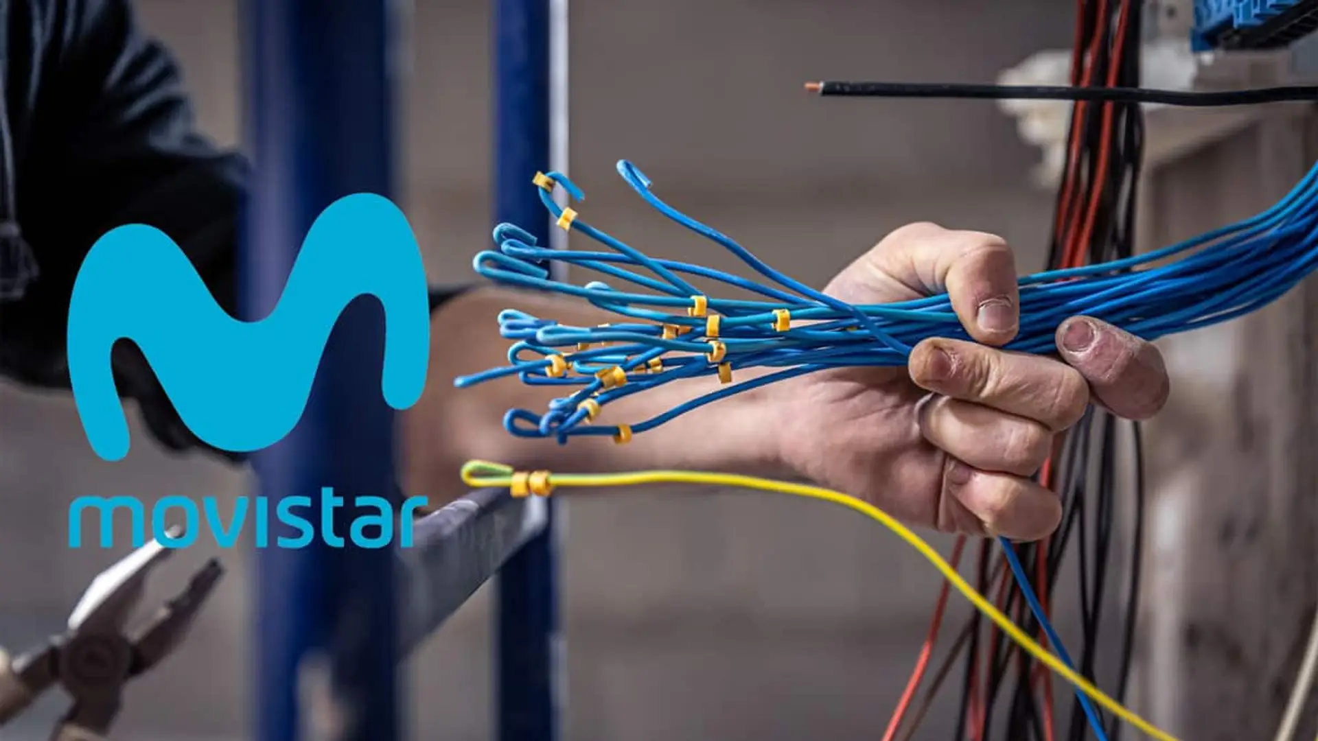 La fibra 10 Gbps de Movistar está muy cerca: arrancan las primeras pruebas con clientes reales Primer plano de la mano de un técnico sujetando un mazo de cables de conexión azules junto al logotipo de Movistar