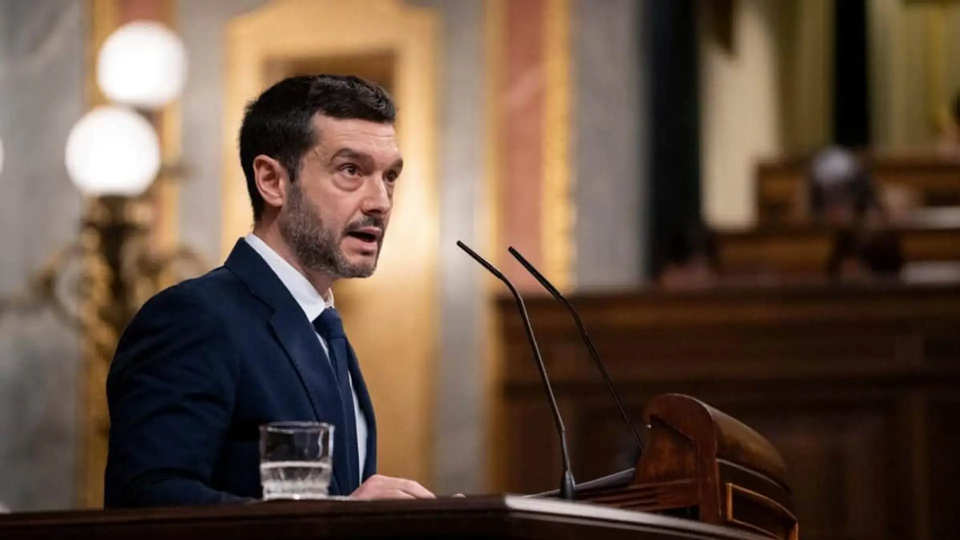 Pablo Bustindu, ministro de Derechos Sociales y Consumo, hablando en la tribuna del Congreso.