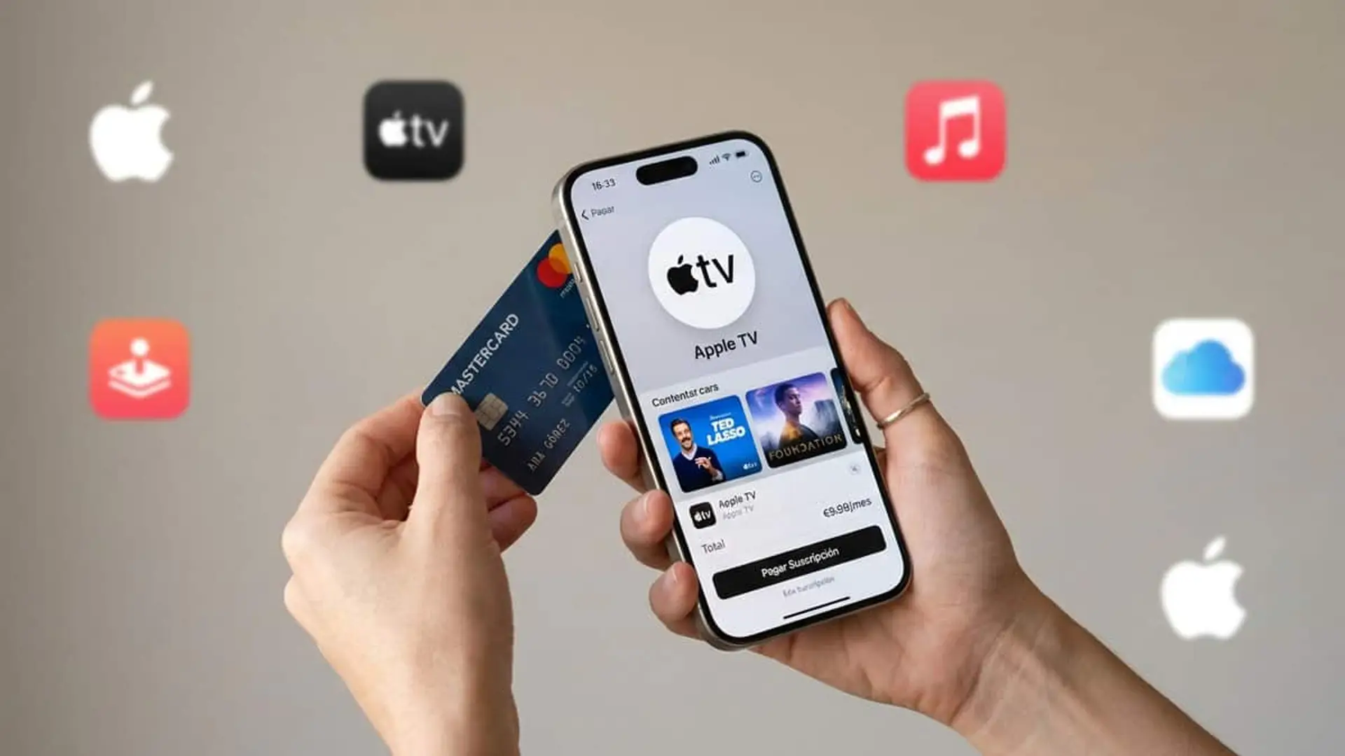 Apple TV+ sube de precio por cuarta vez en cuatro años en EEUU: España, sin fecha Persona sujetando un iPhone con la suscripción a Apple TV y una tarjeta bancaria, con iconos de servicios de Apple al fondo