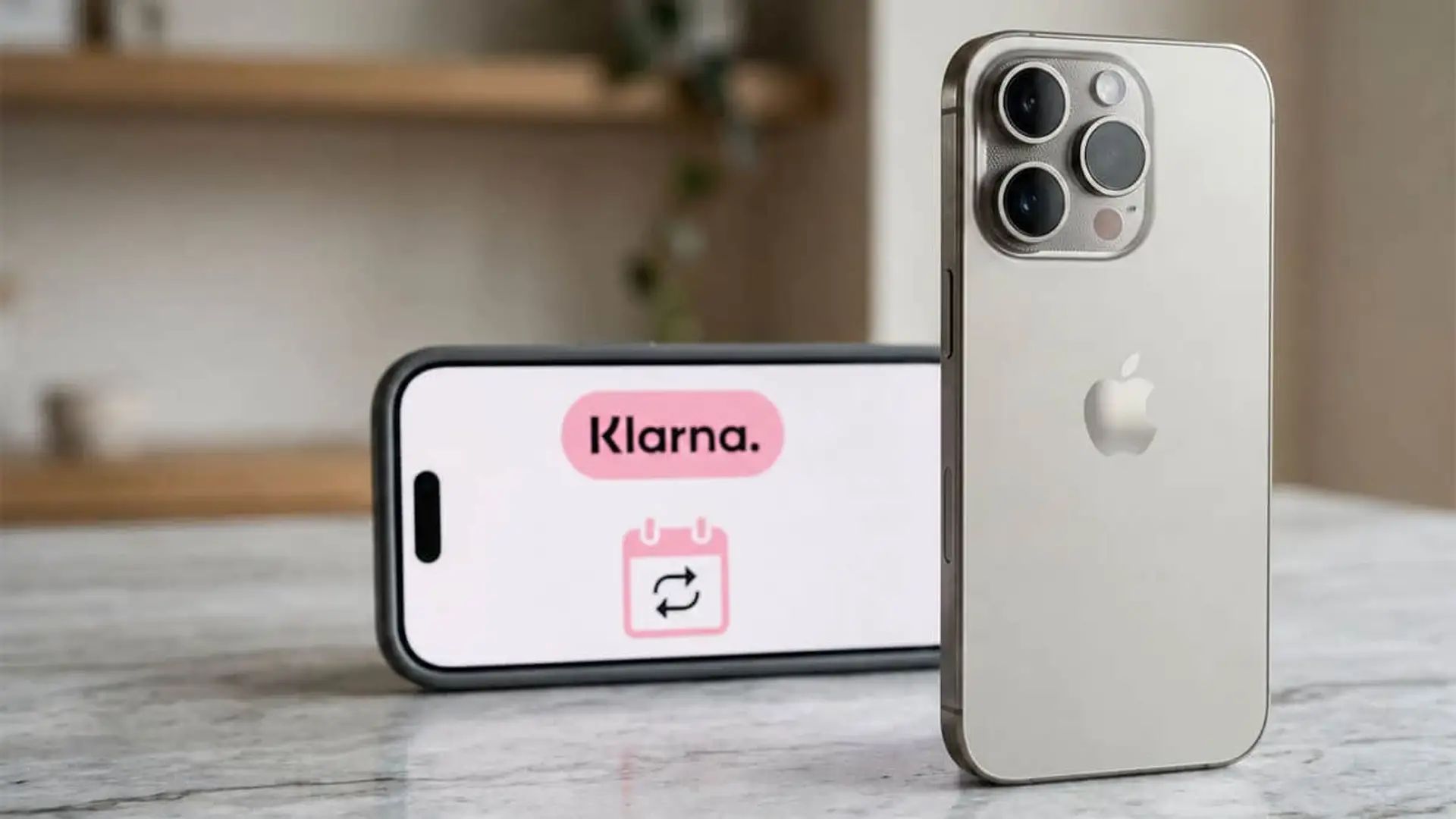 Adiós a comprar el iPhone a plazos: así es el nuevo renting de Apple desde 17,99 al mes iPhone junto a un móvil con la app de Klarna, servicio de pagos y financiación de compras online.