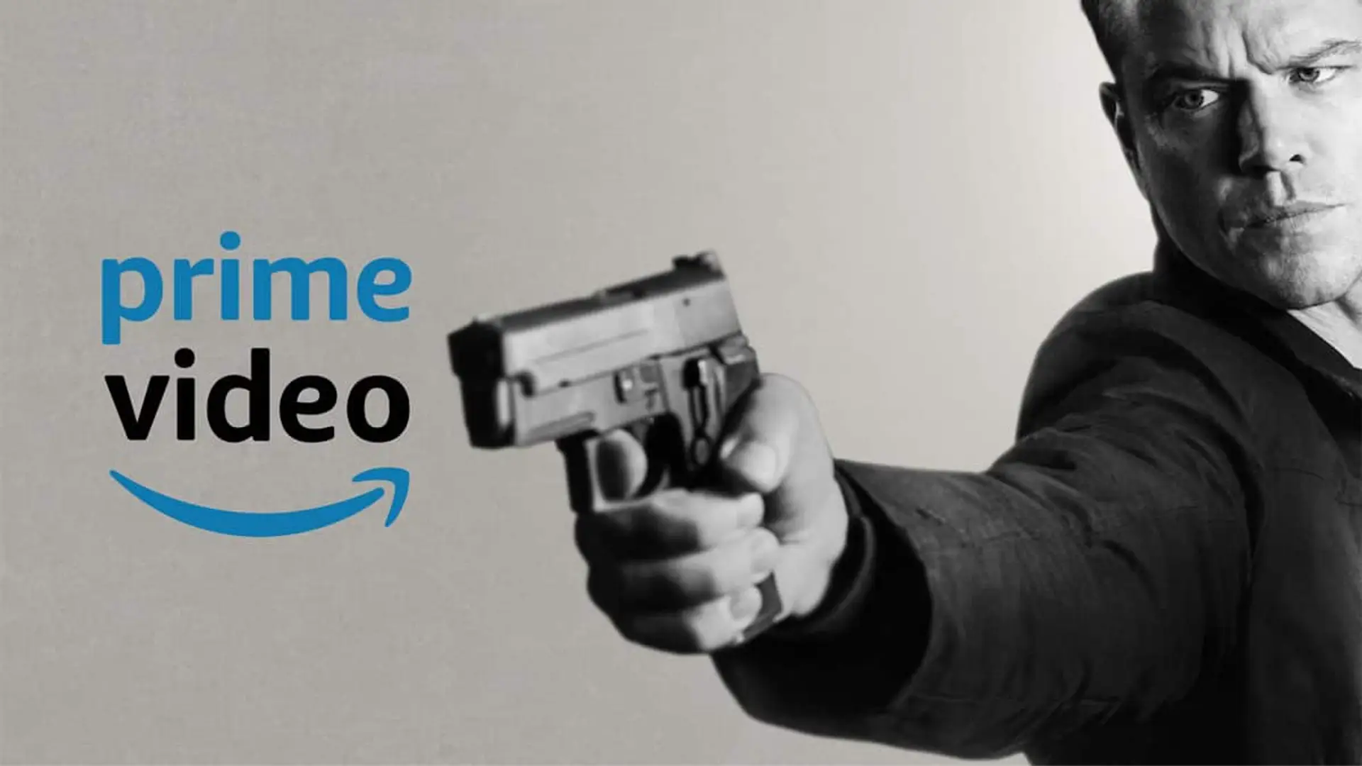 Jason Bourne apuntando con una pistola junto al logotipo de Prime Video