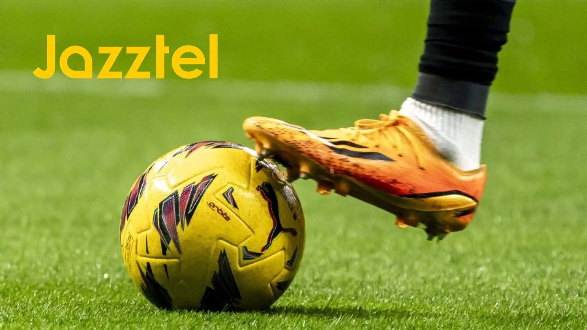Imagen promocional de Jazztel con un jugador de fútbol a punto de chutar el balón oficial de LaLiga.