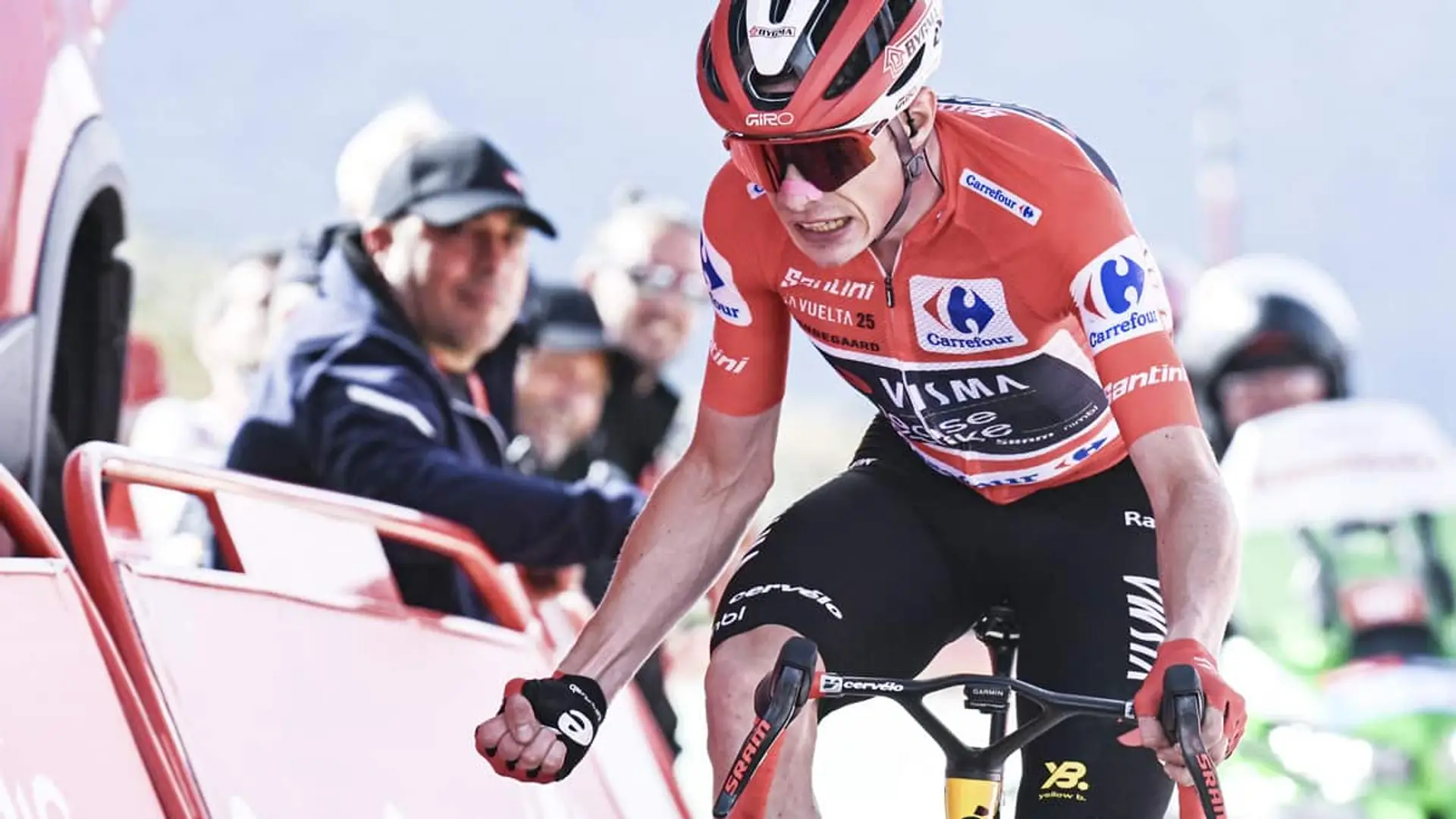 Jonas Vingegaard, ciclista del equipo Visma, con el maillot rojo durante una etapa de la Vuelta a España
