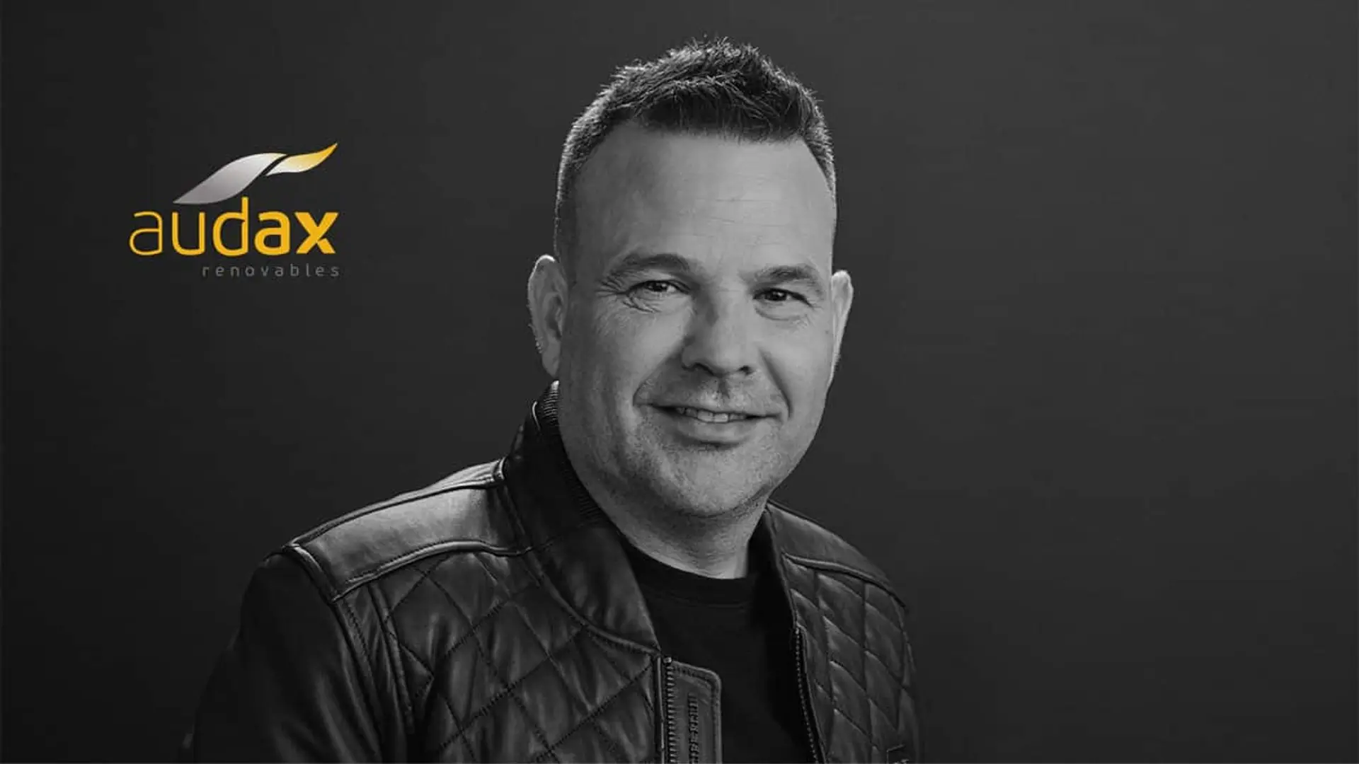 Retrato en blanco y negro de José Elías acompañado del logotipo de Audax Renovables.