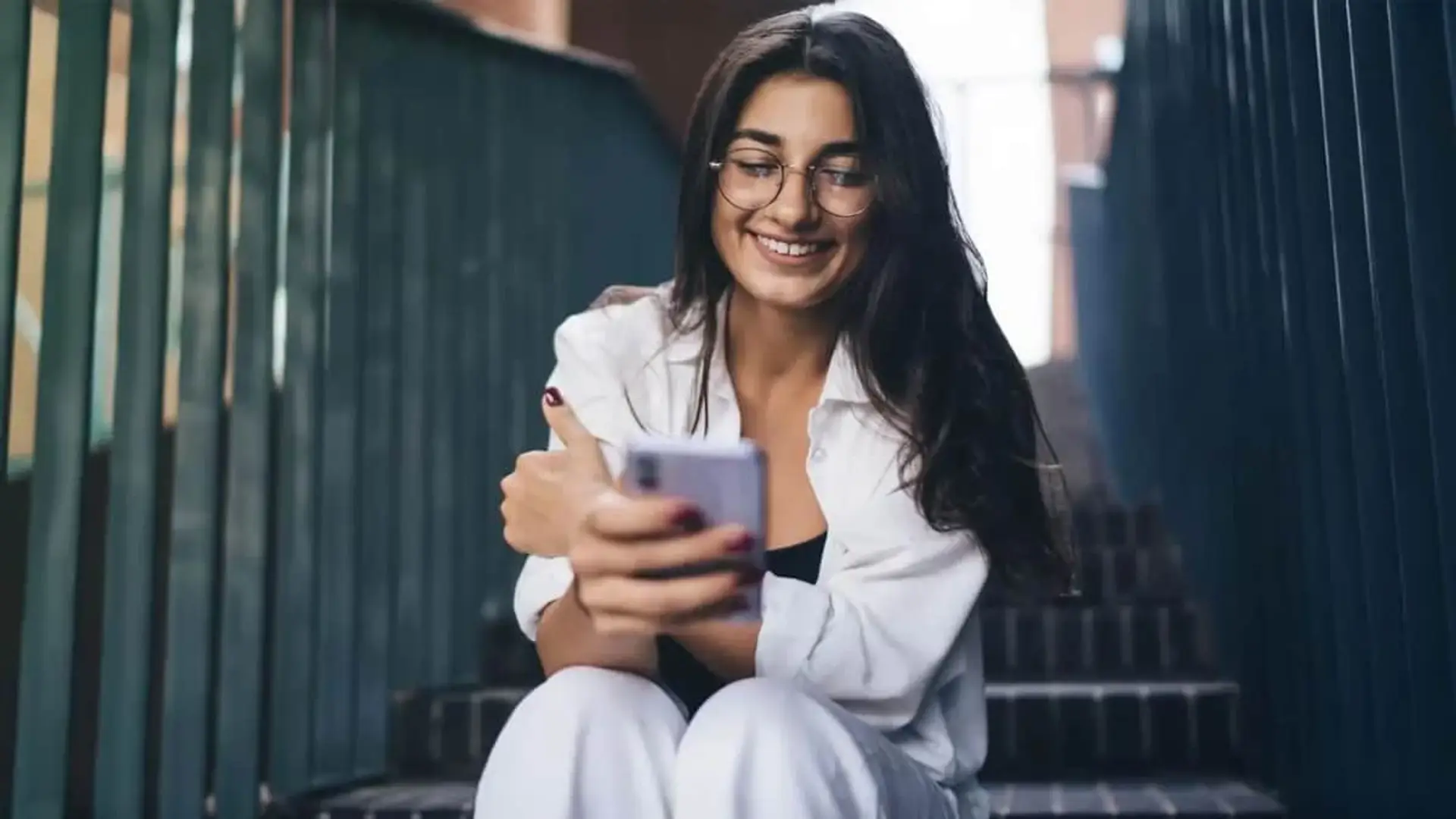 Movistar Swap se amplía al Galaxy S25: así puedes renovar tu Samsung cada dos años Joven clienta satisfecha usando su nuevo smartphone.