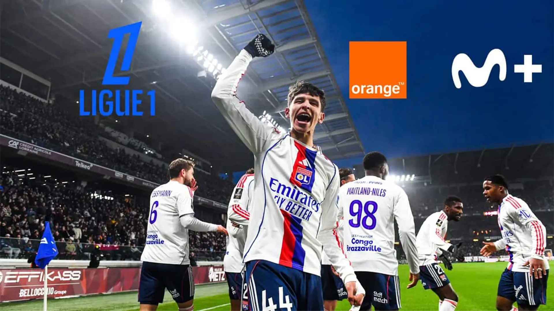 Jugador del Olympique de Lyon celebrando en un estadio con los logotipos de Ligue 1, Orange y Movistar Plus sobre la imagen